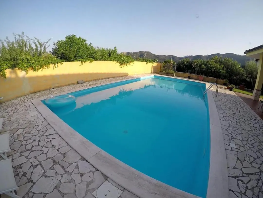 Swimming pool in B&B Il melograno