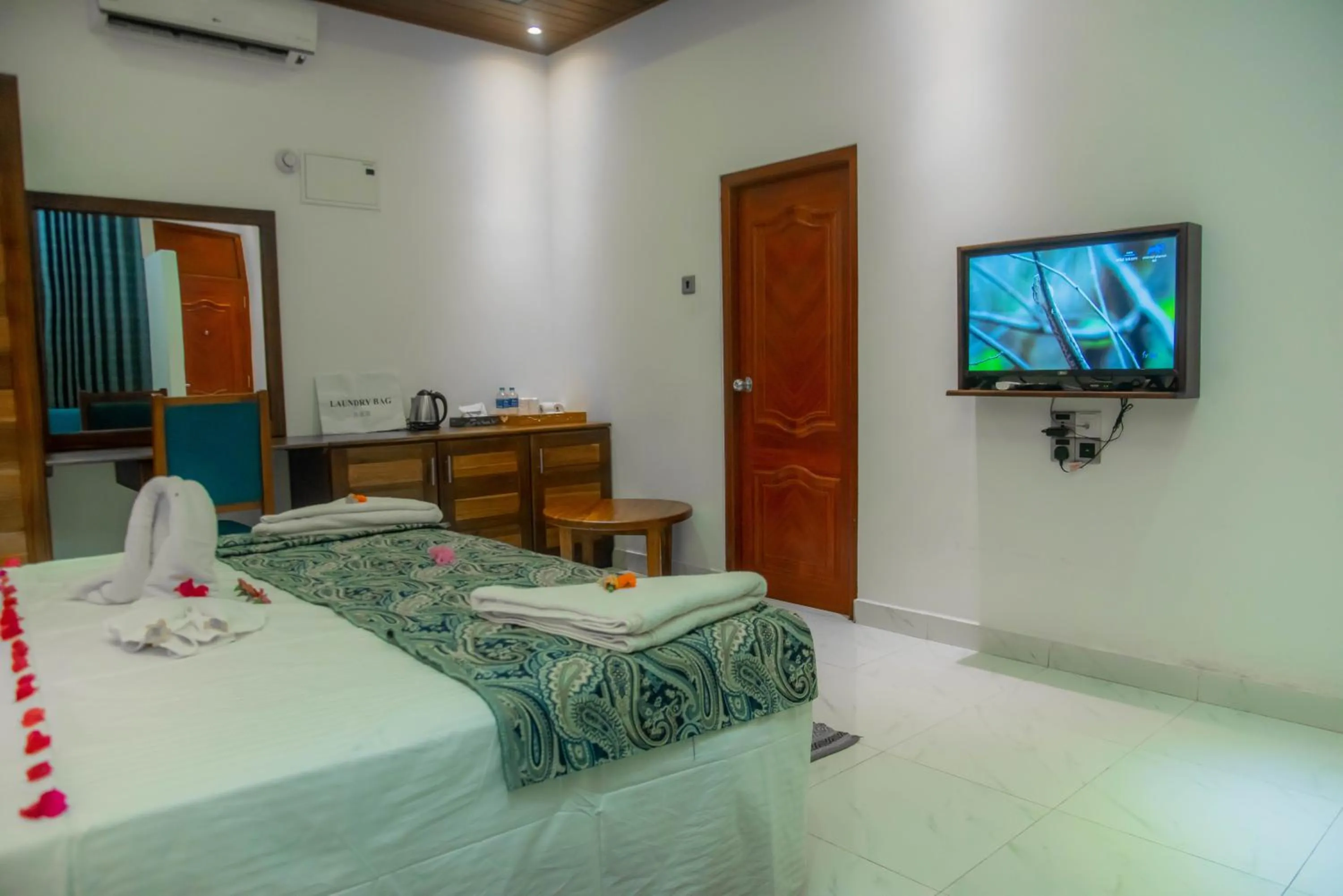 Communal lounge/ TV room, Bed in Royal Reach Udawalawe