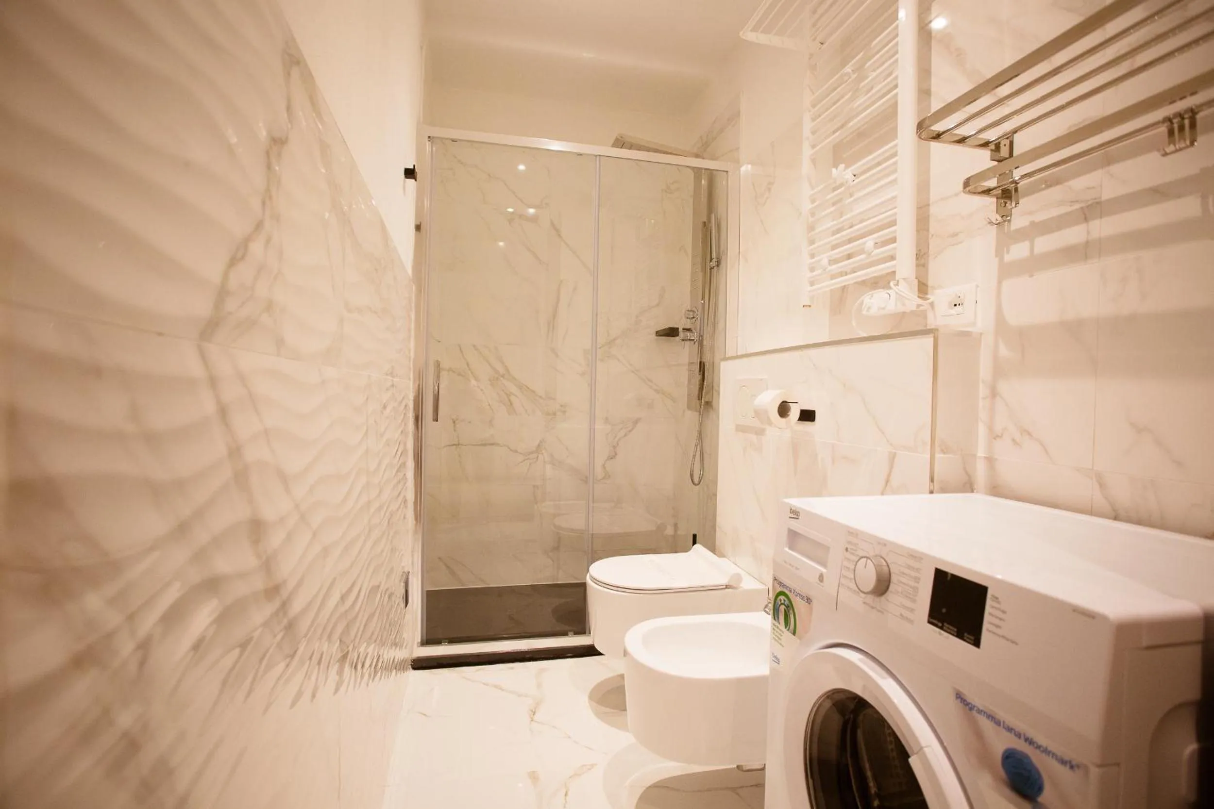 Shower in Elegant Apartments 5 terre la spezia