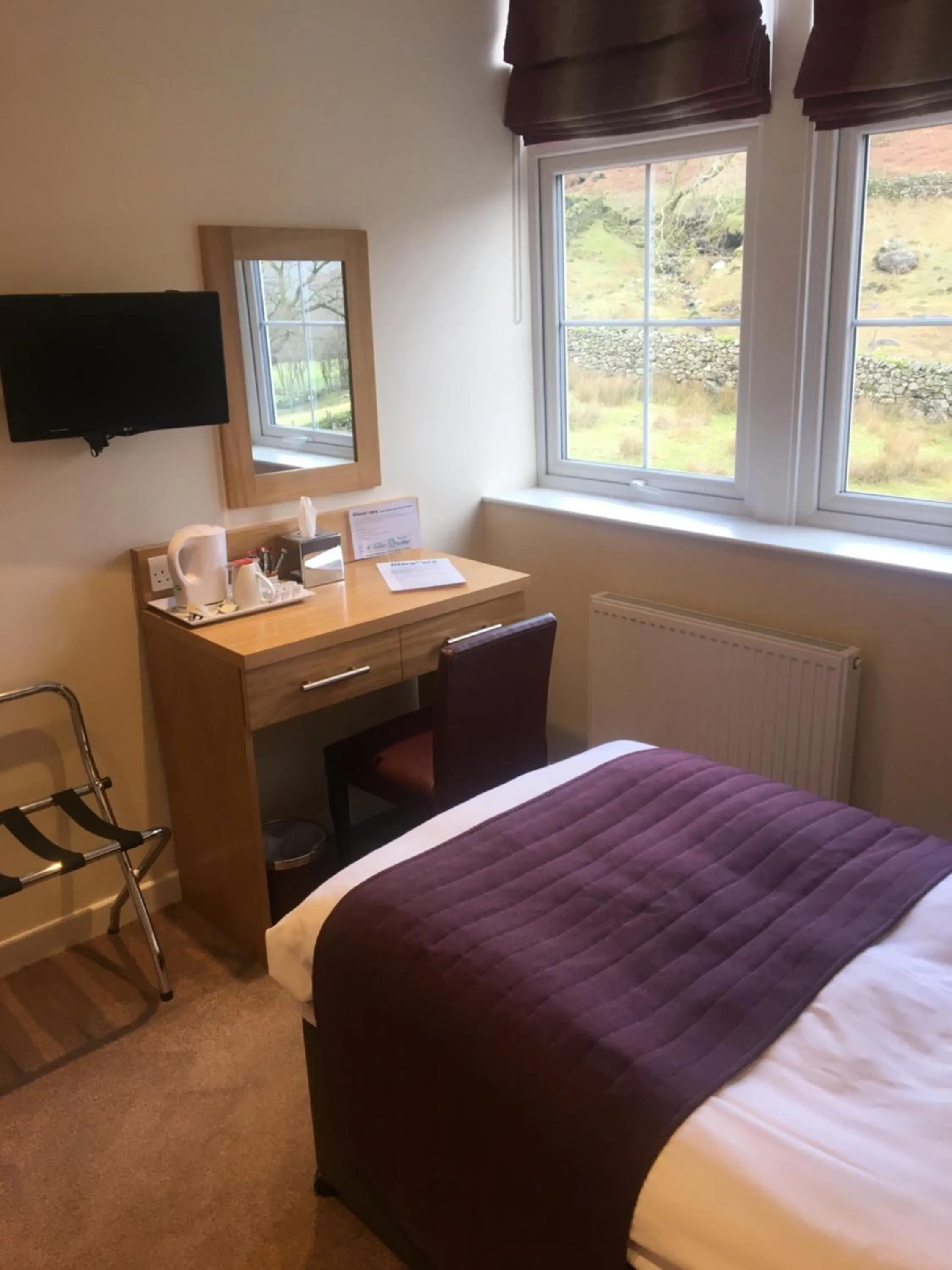 View (from property/room), Bed in Glaramara Hotel