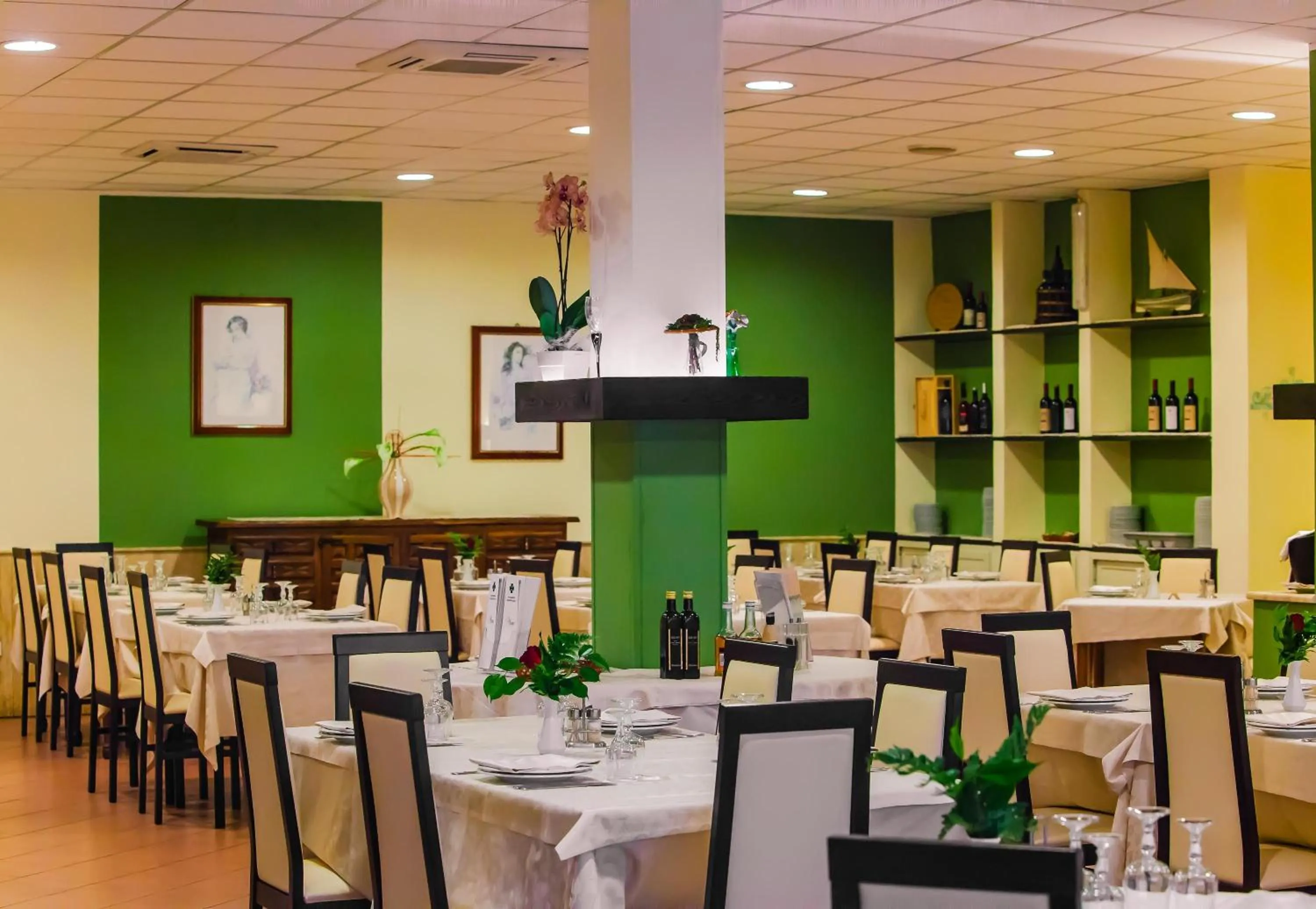 Restaurant/places to eat in Hotel Quadrifoglio