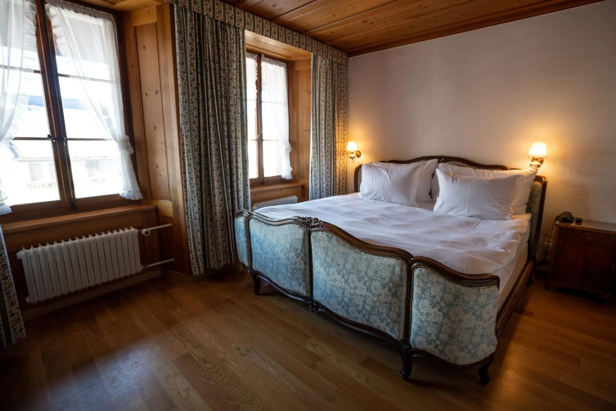 Photo of the whole room, Bed in La Fleur de Lys