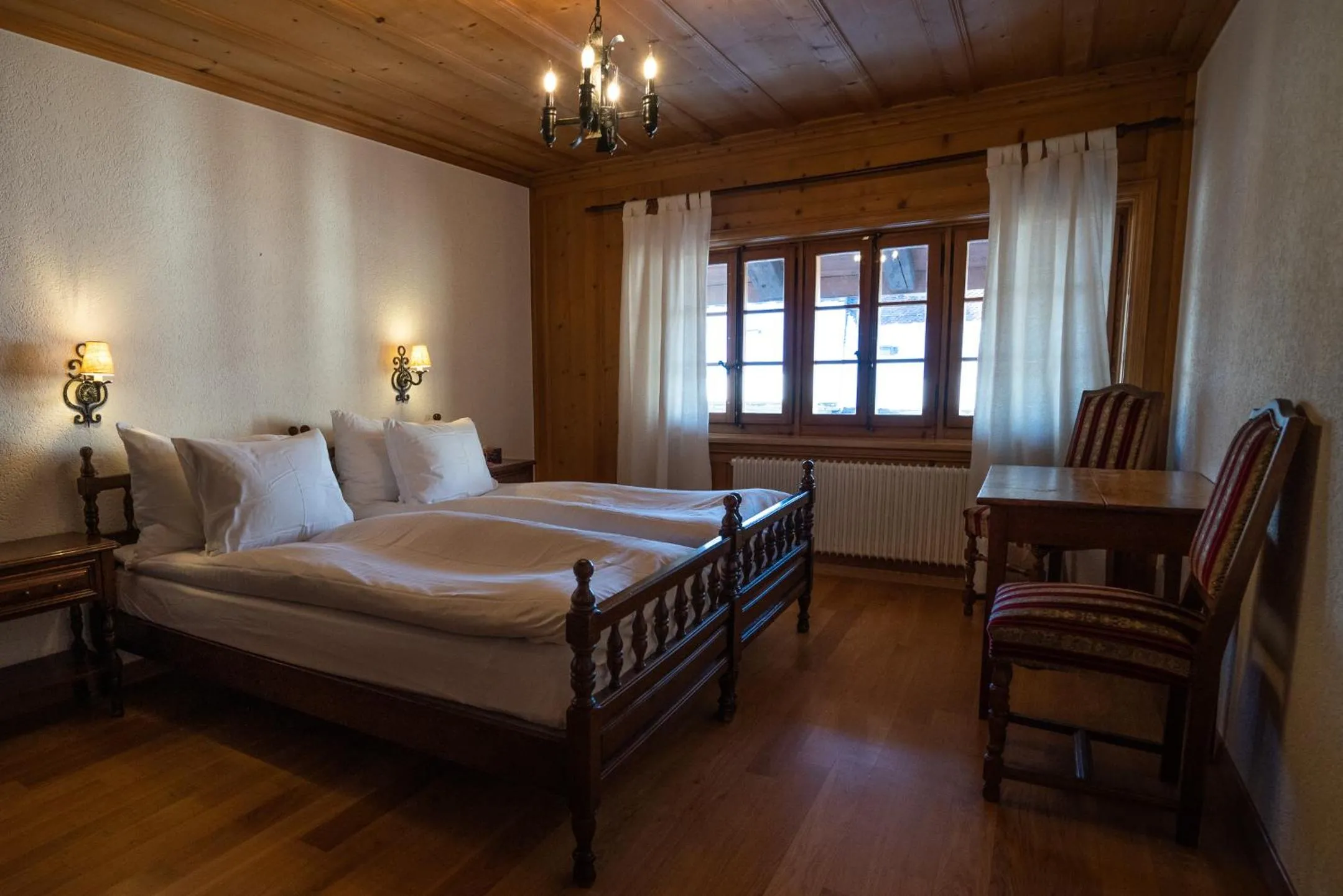 Bedroom, Bed in La Fleur de Lys