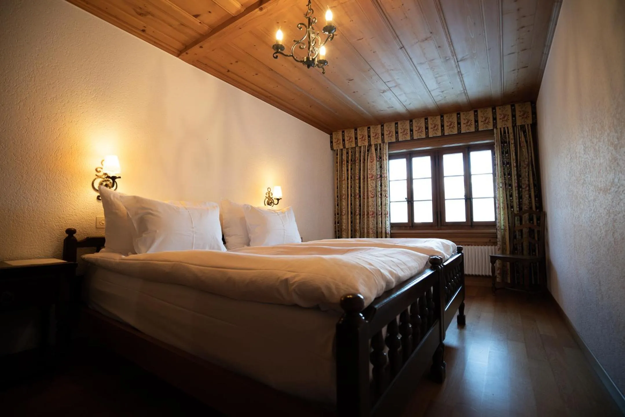 Photo of the whole room, Bed in La Fleur de Lys