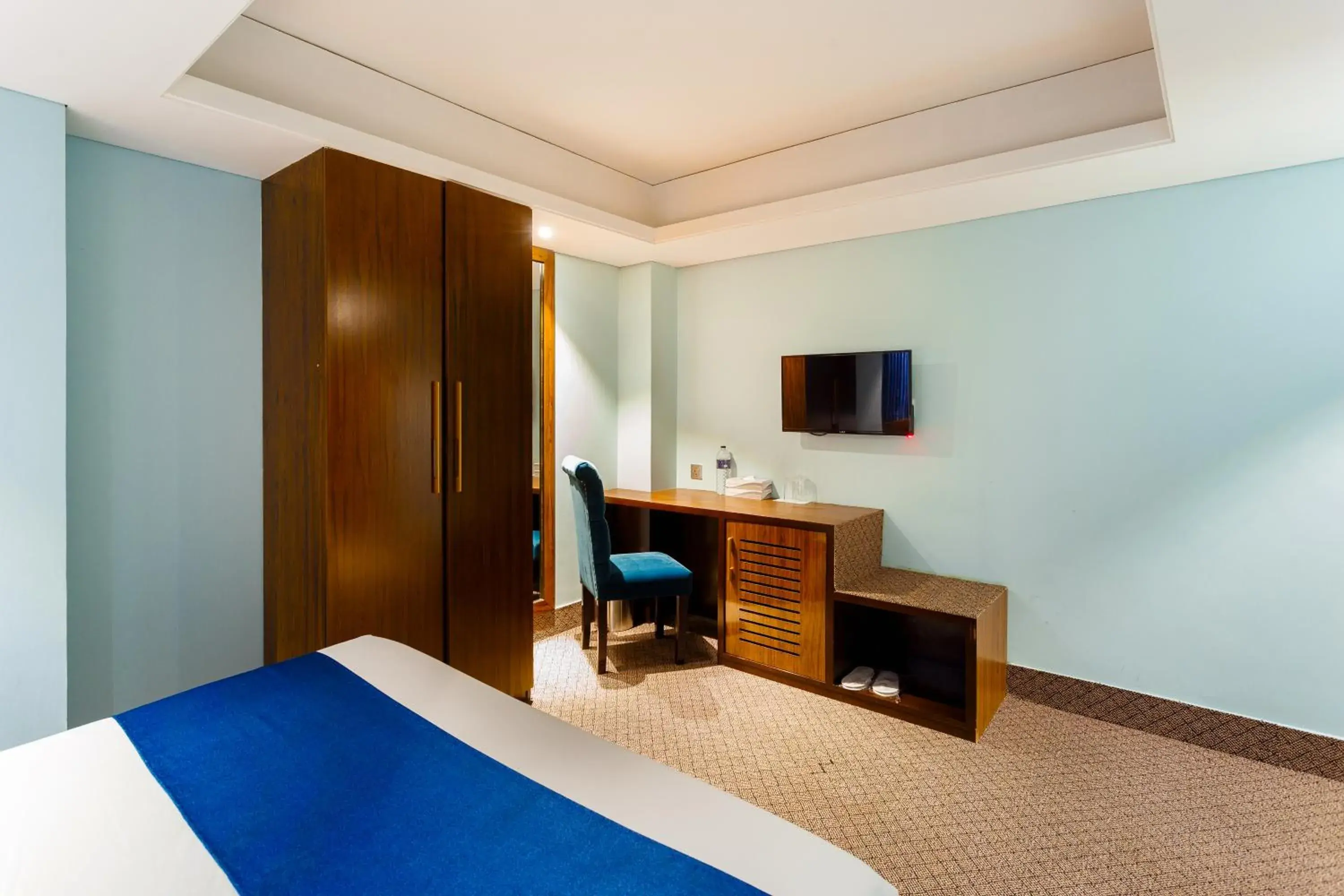 TV and multimedia, Bed in HOTEL THE CAPITAL LTD. TV and multimedia, Bed in HOTEL THE CAPITAL LTD.