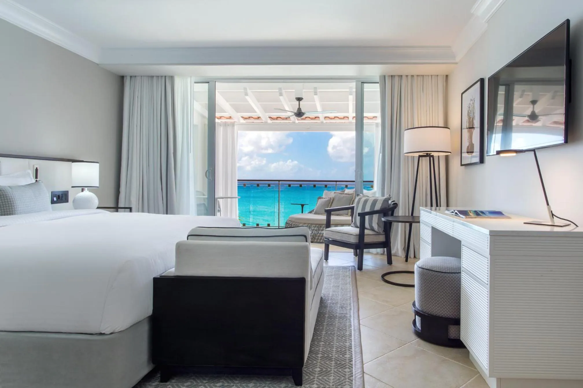 Sea view, Bed in Fairmont Royal Pavilion Barbados Resort