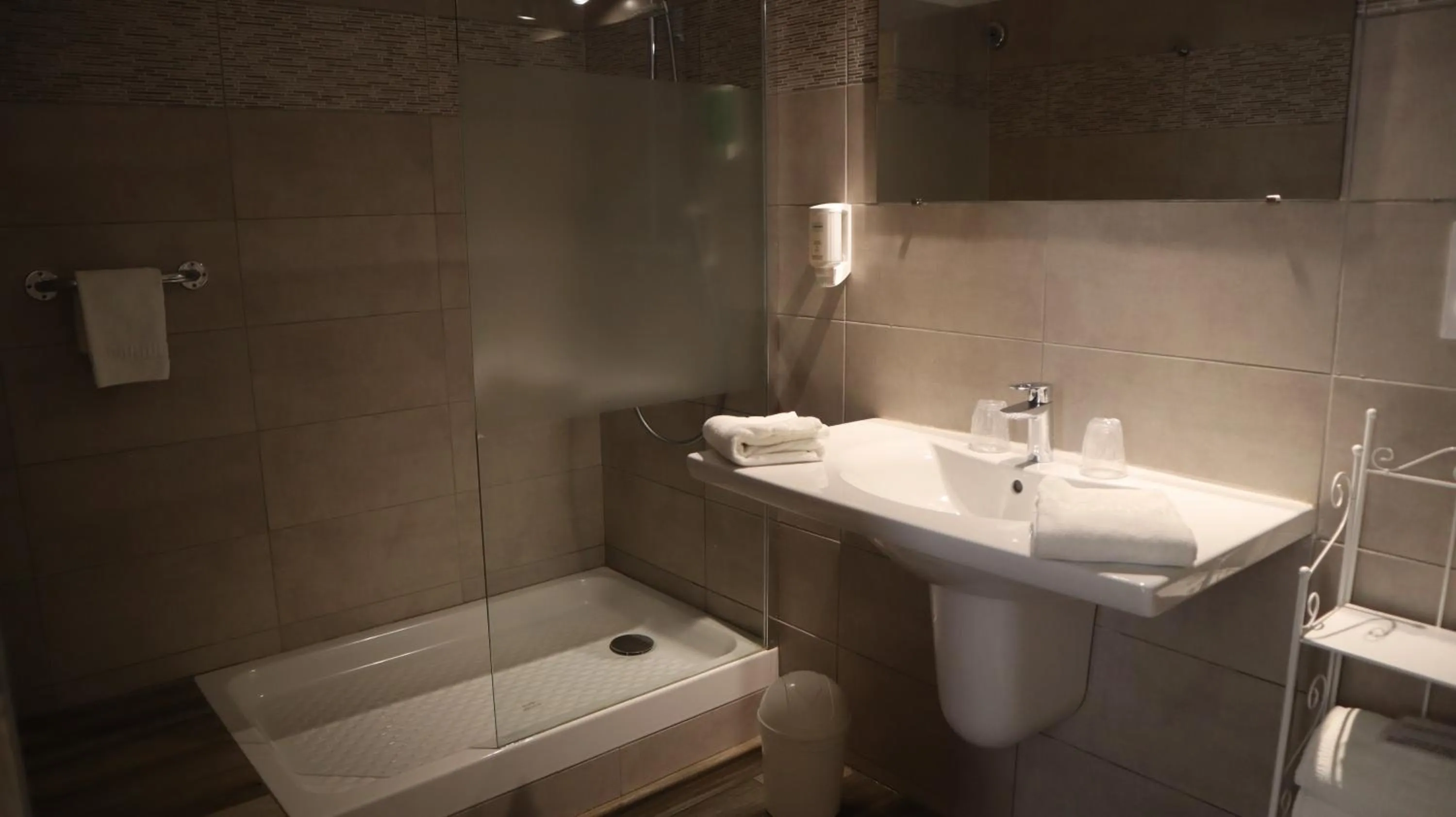 Shower in Hotel Du Forum