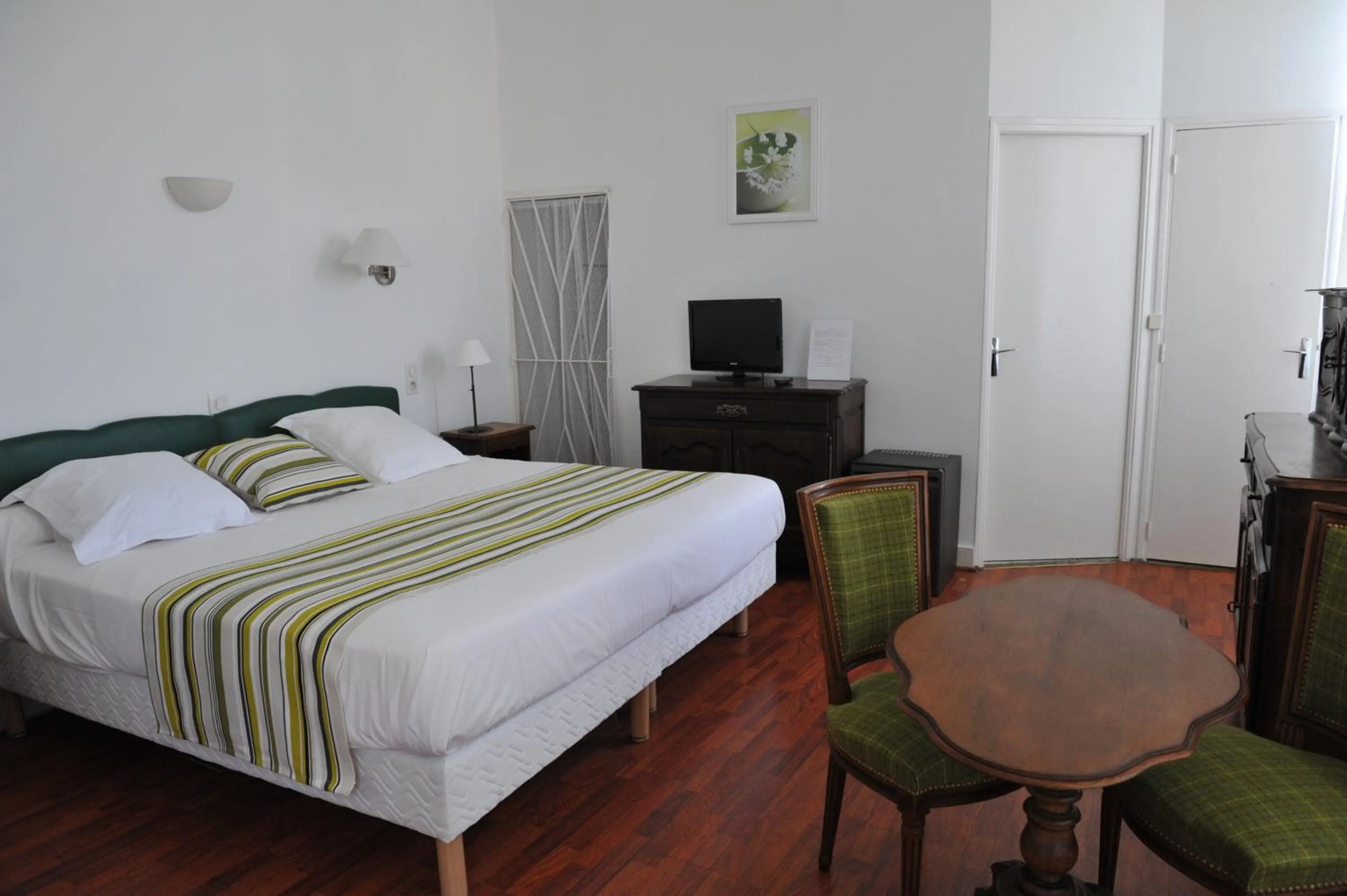 Photo of the whole room, Bed in Hotel Du Forum