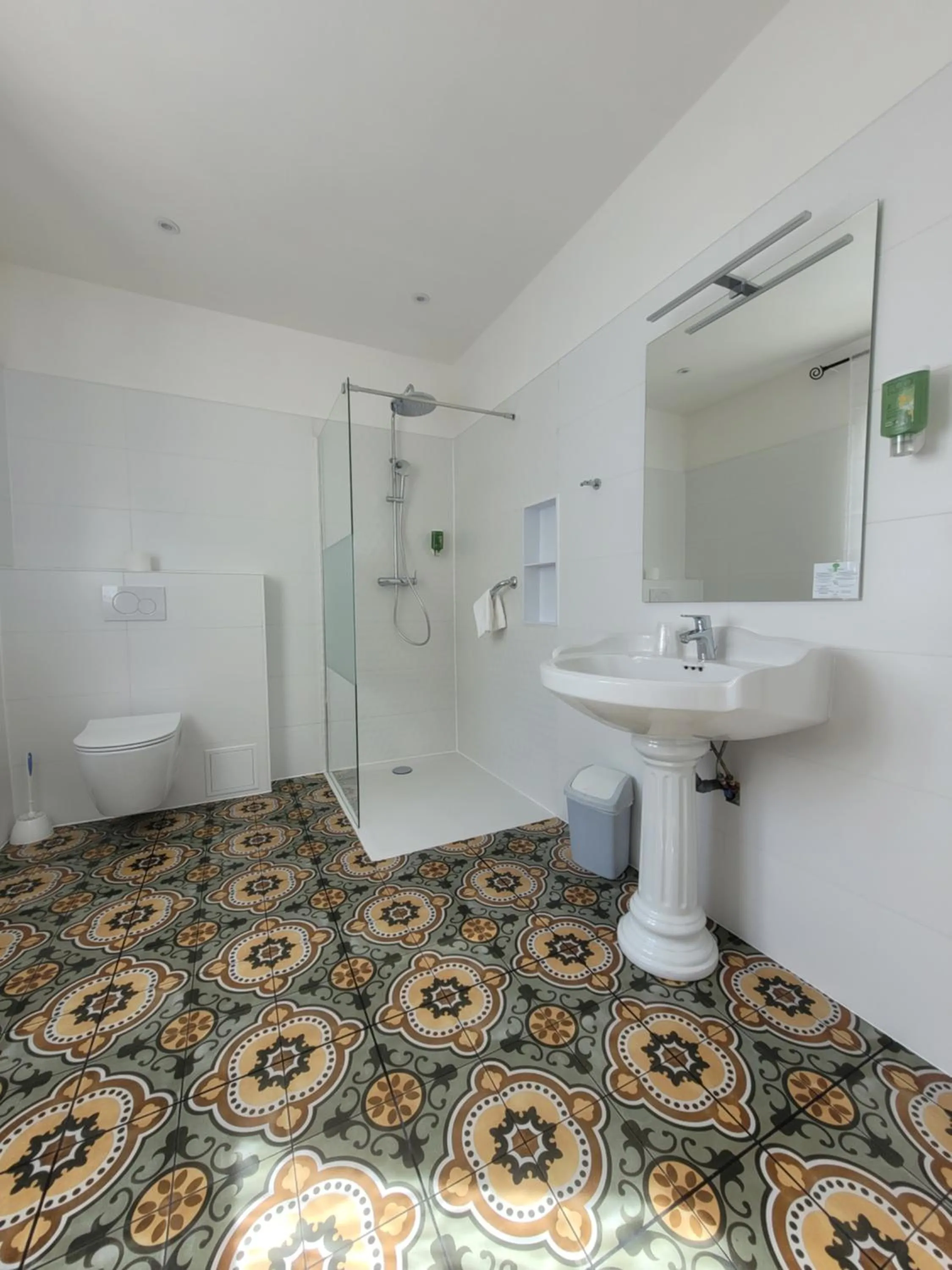 Shower in Hotel Du Forum
