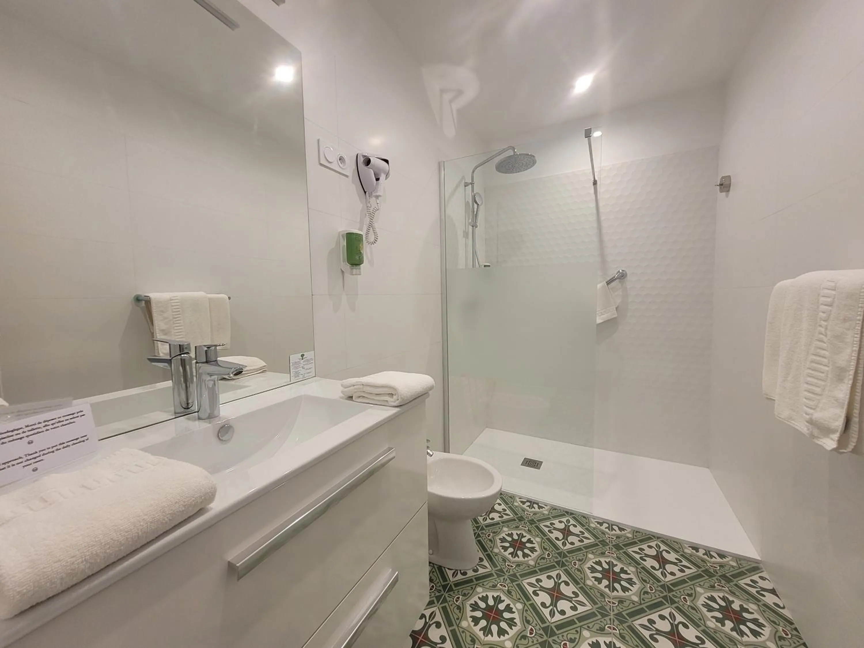 Shower in Hotel Du Forum