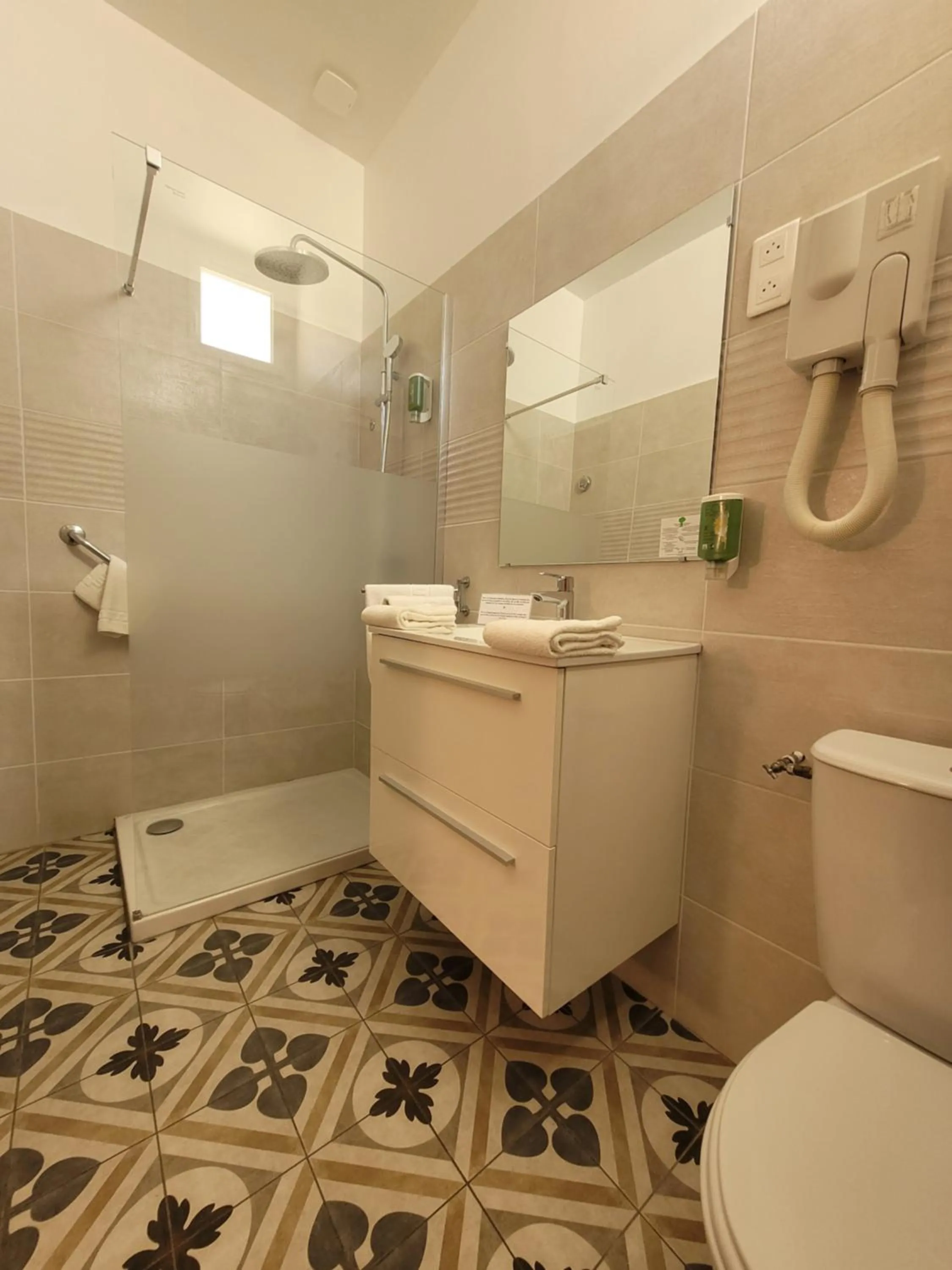 Shower in Hotel Du Forum