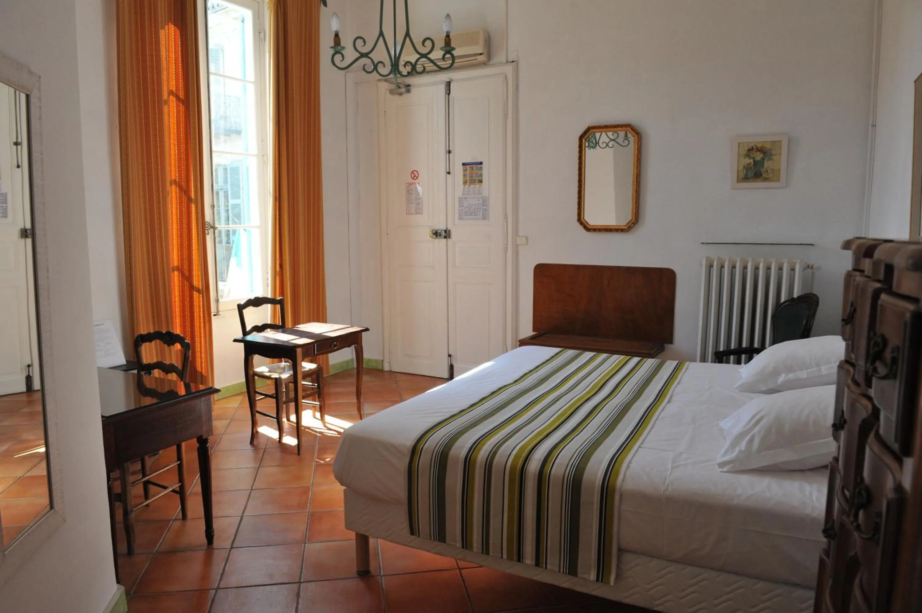 Photo of the whole room, Bed in Hotel Du Forum
