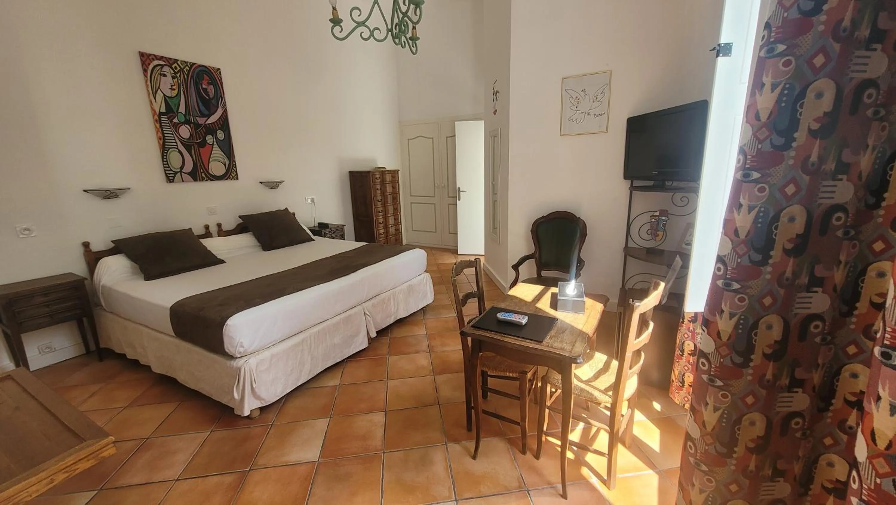 Bedroom, Bed in Hotel Du Forum