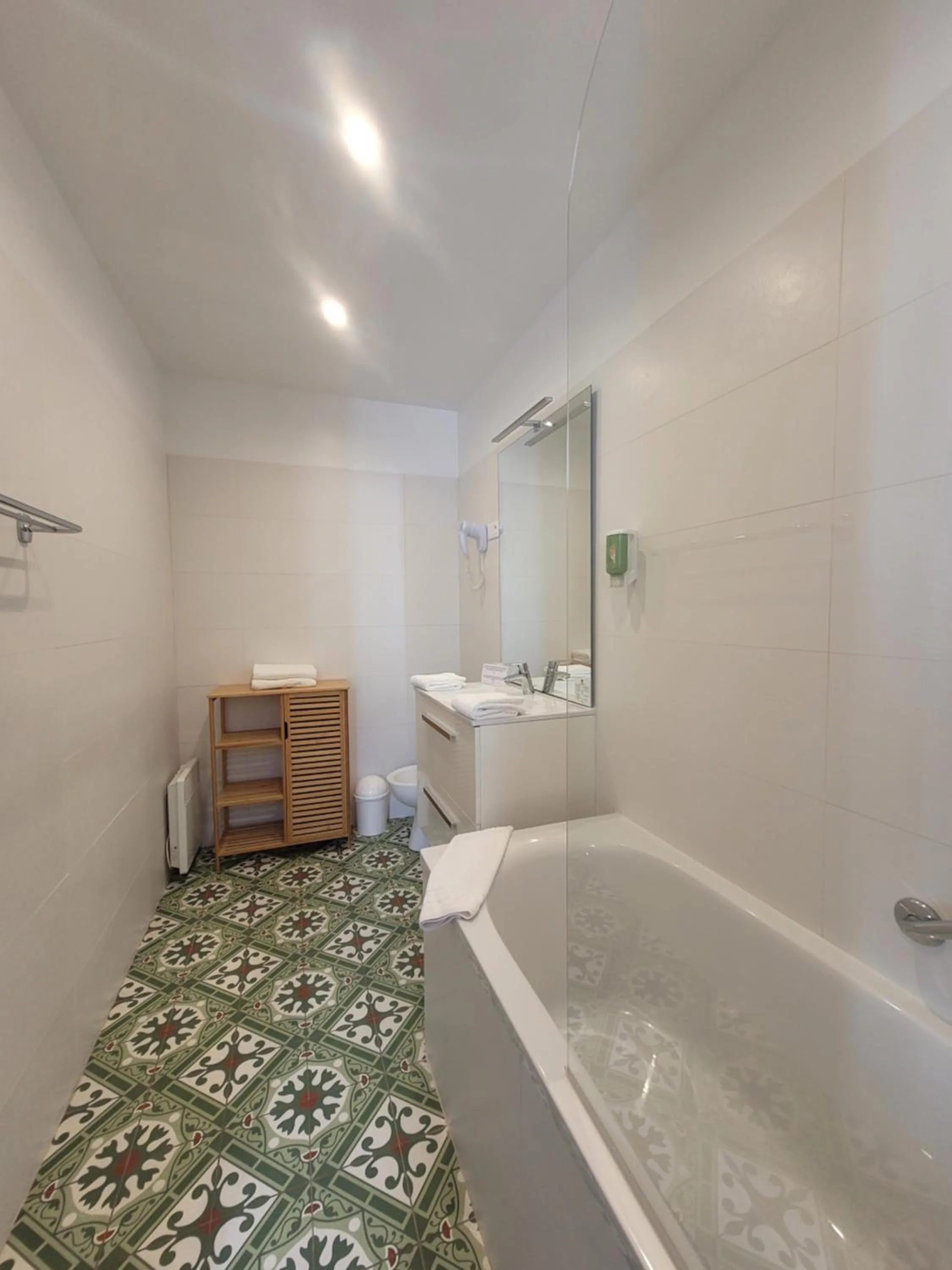 Shower in Hotel Du Forum