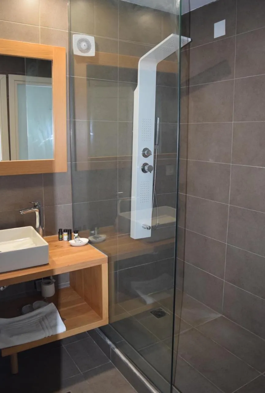 Cape Kanapitsa Hotel & Suites