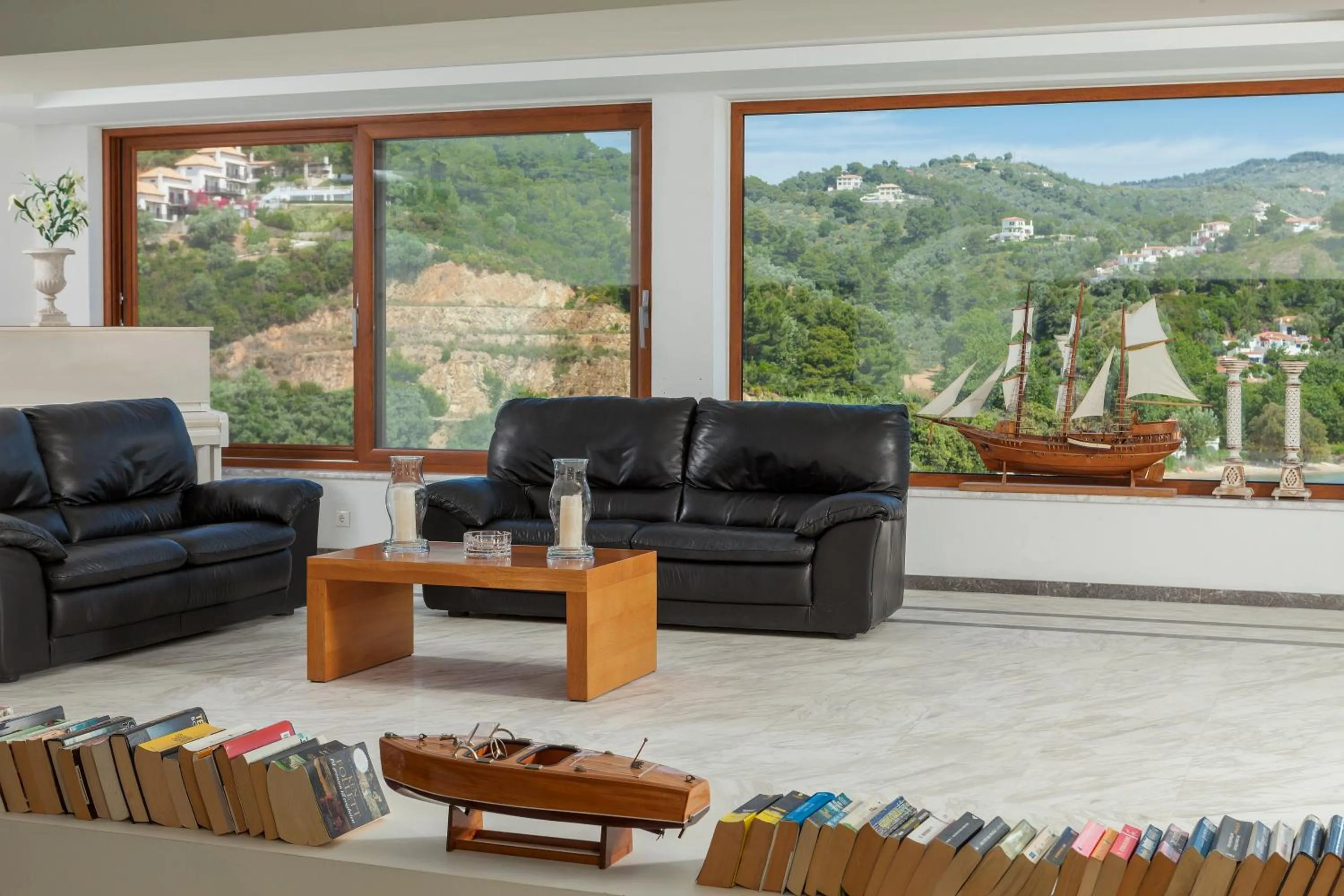 Lounge or bar in Cape Kanapitsa Hotel & Suites