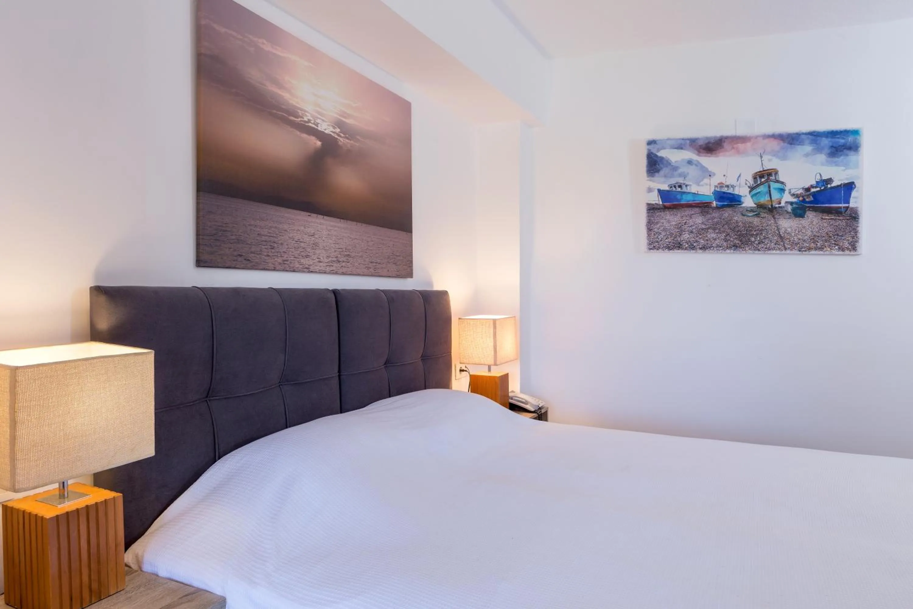 Bed in Cape Kanapitsa Hotel & Suites