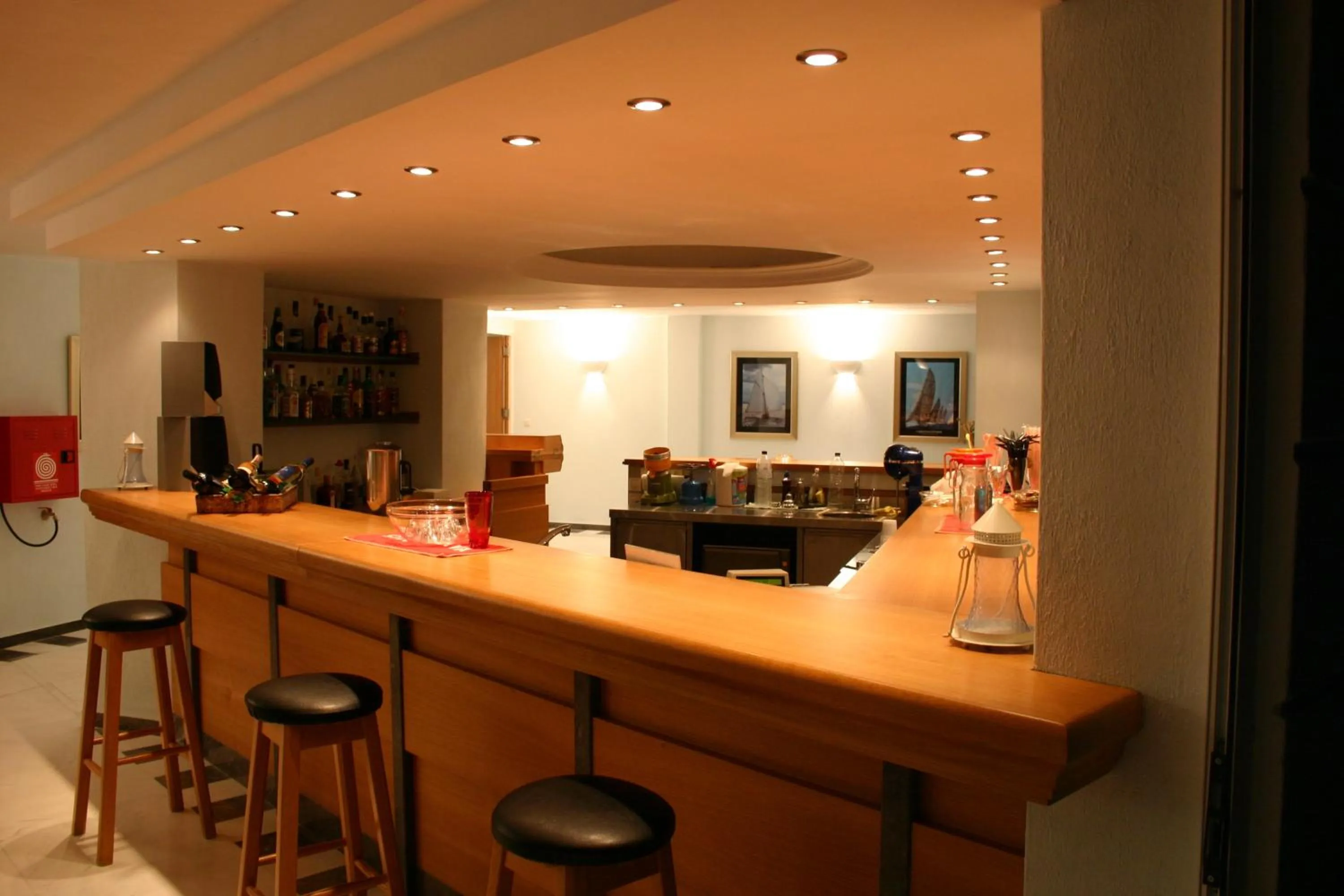 Lounge or bar in Cape Kanapitsa Hotel & Suites