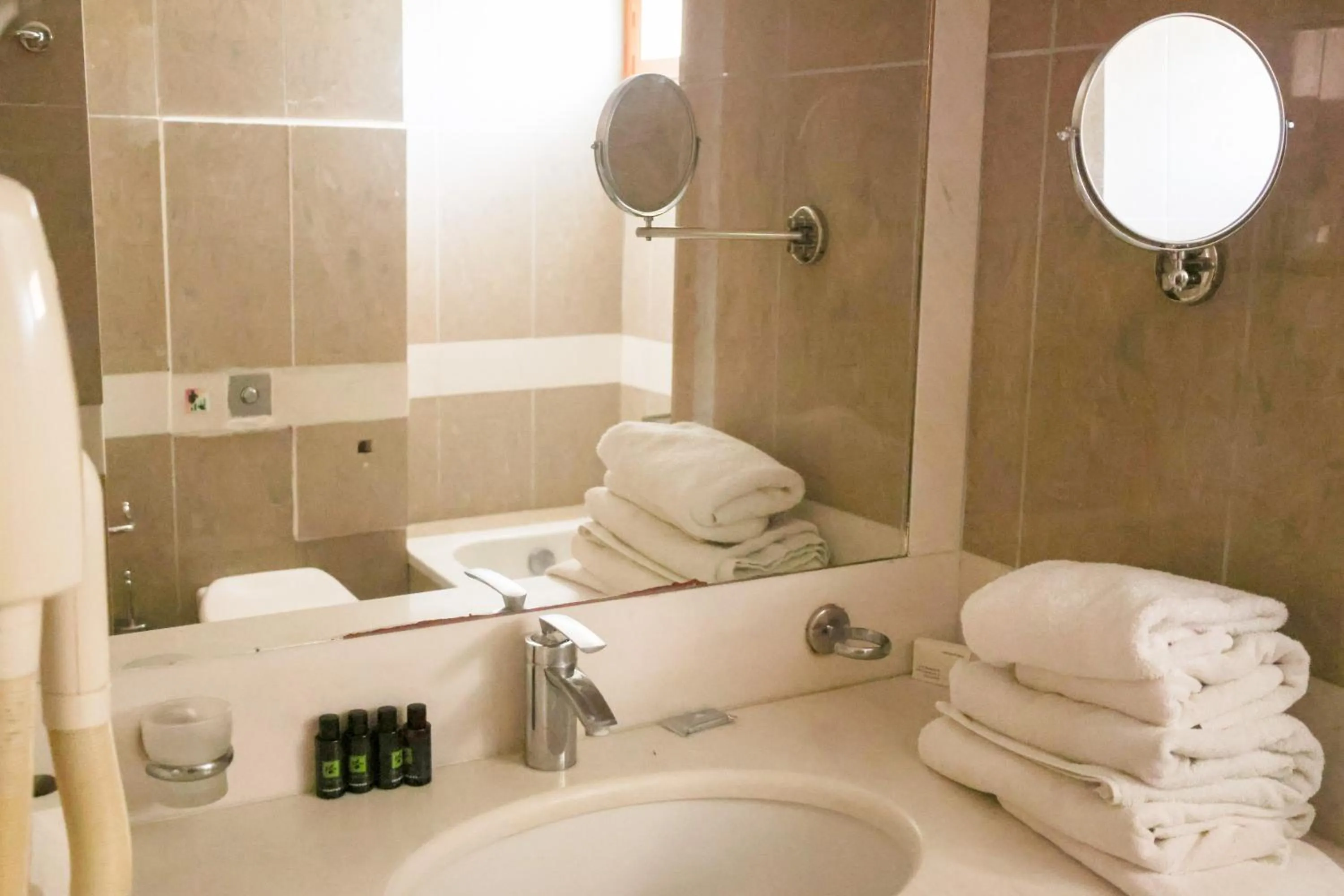 Cape Kanapitsa Hotel & Suites