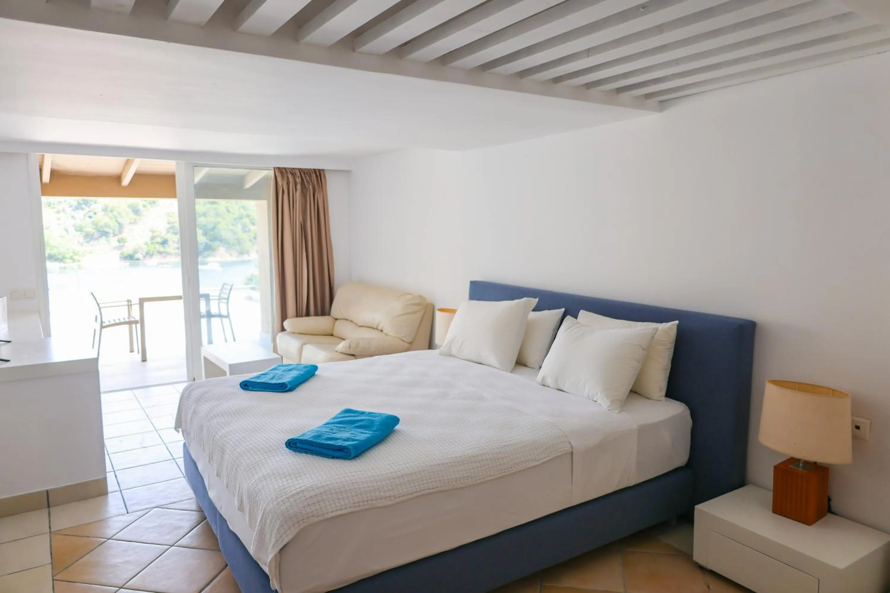 Bed in Cape Kanapitsa Hotel & Suites