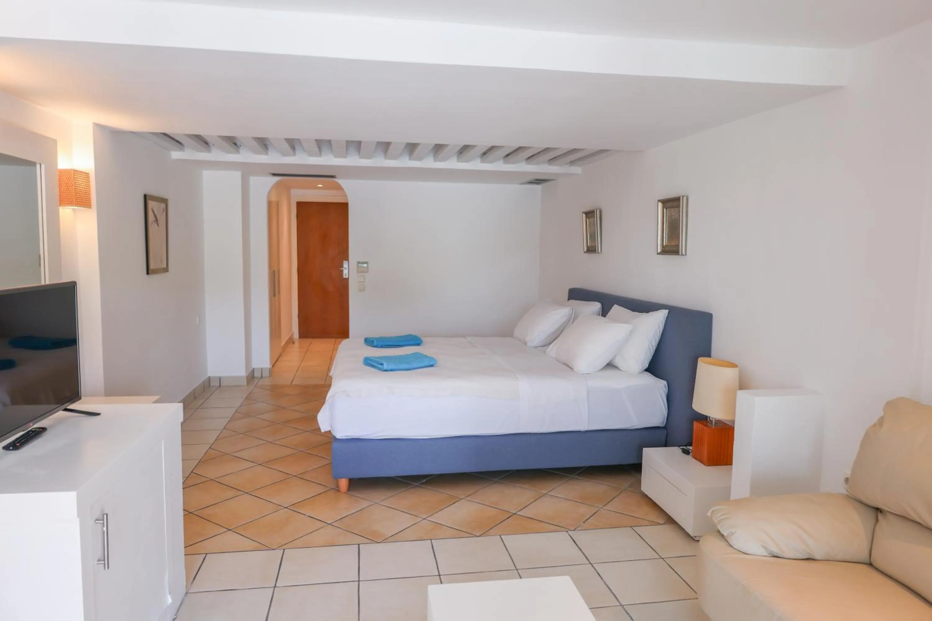 Bed in Cape Kanapitsa Hotel & Suites