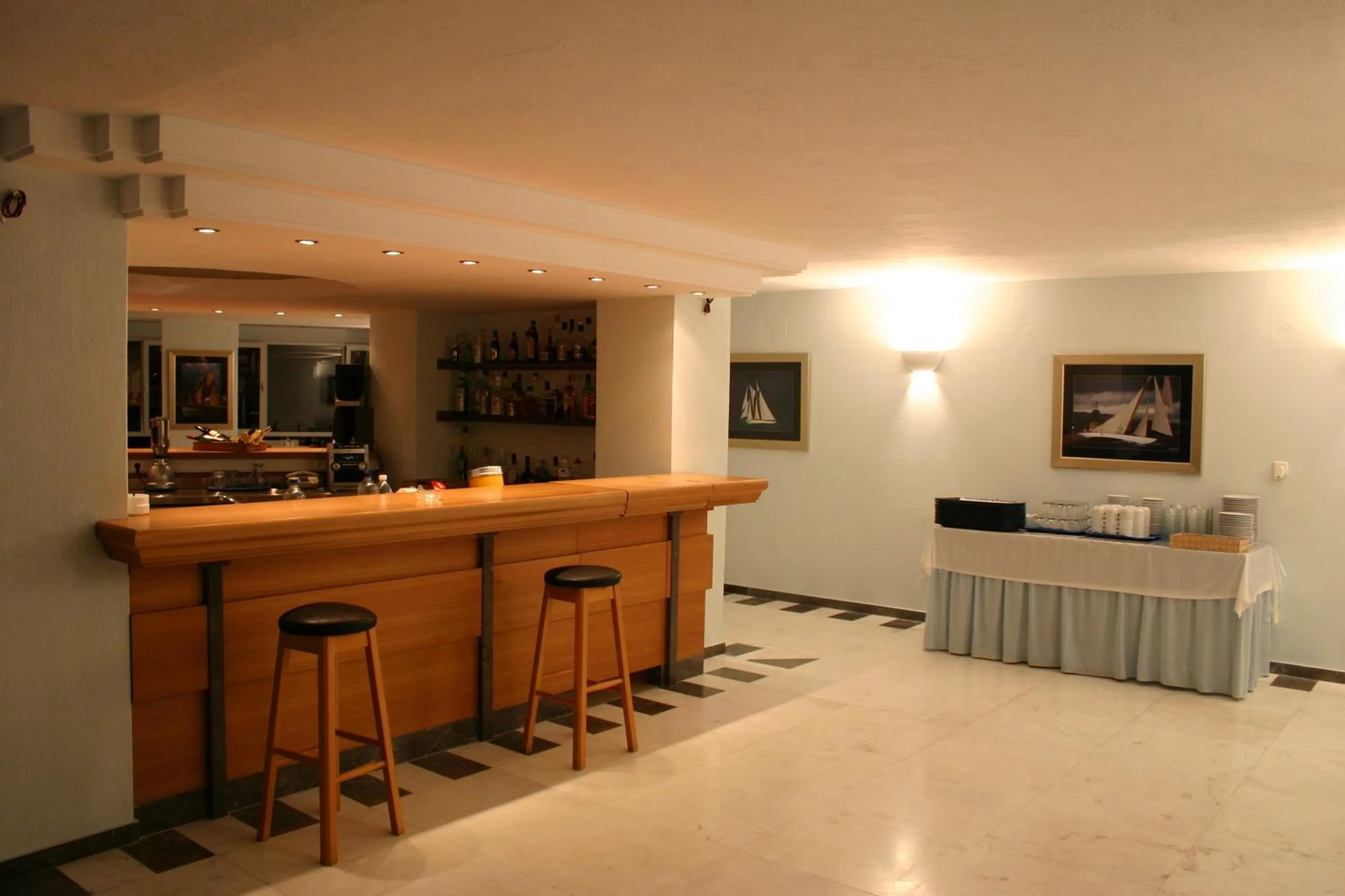 Lounge or bar in Cape Kanapitsa Hotel & Suites
