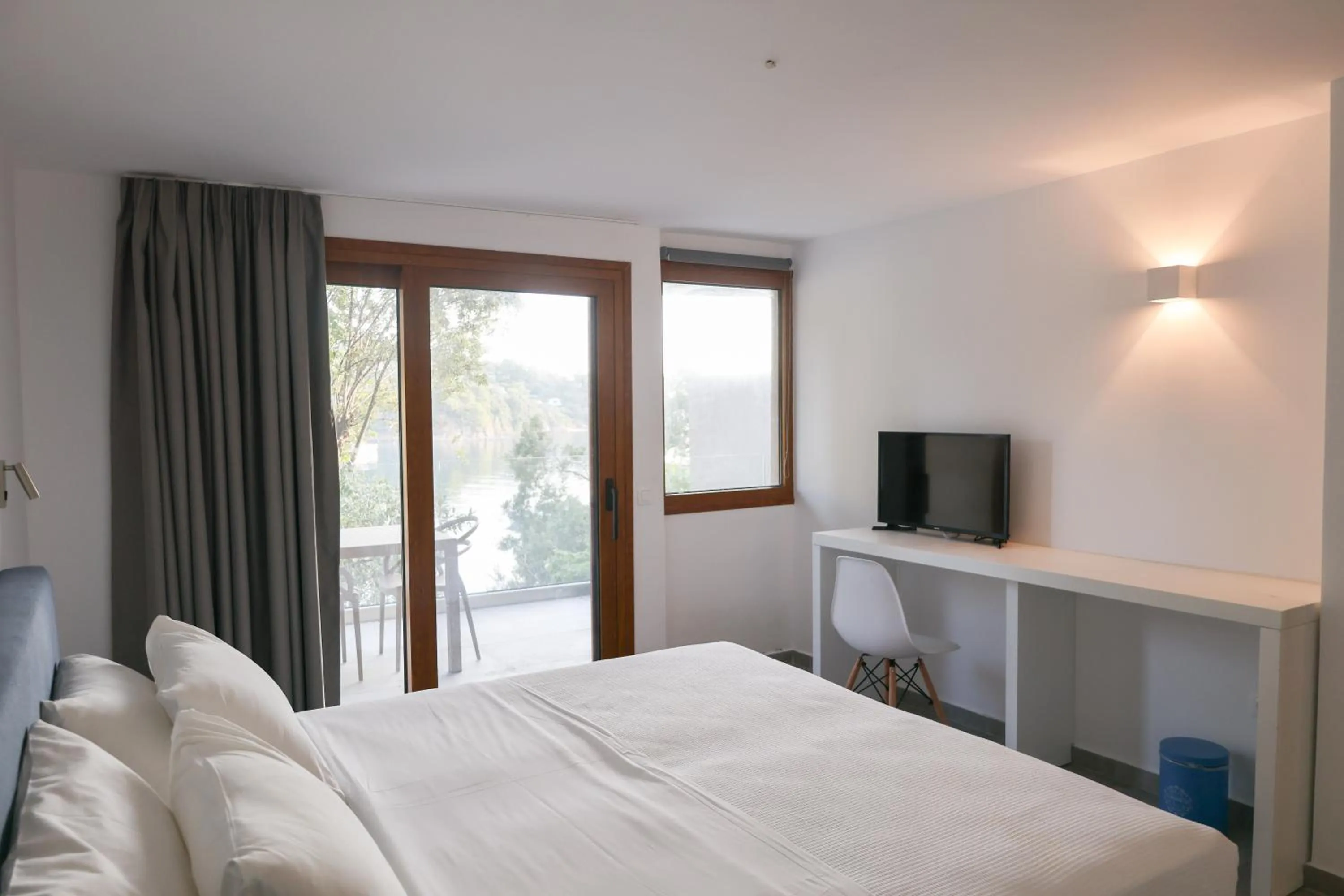 Bed in Cape Kanapitsa Hotel & Suites