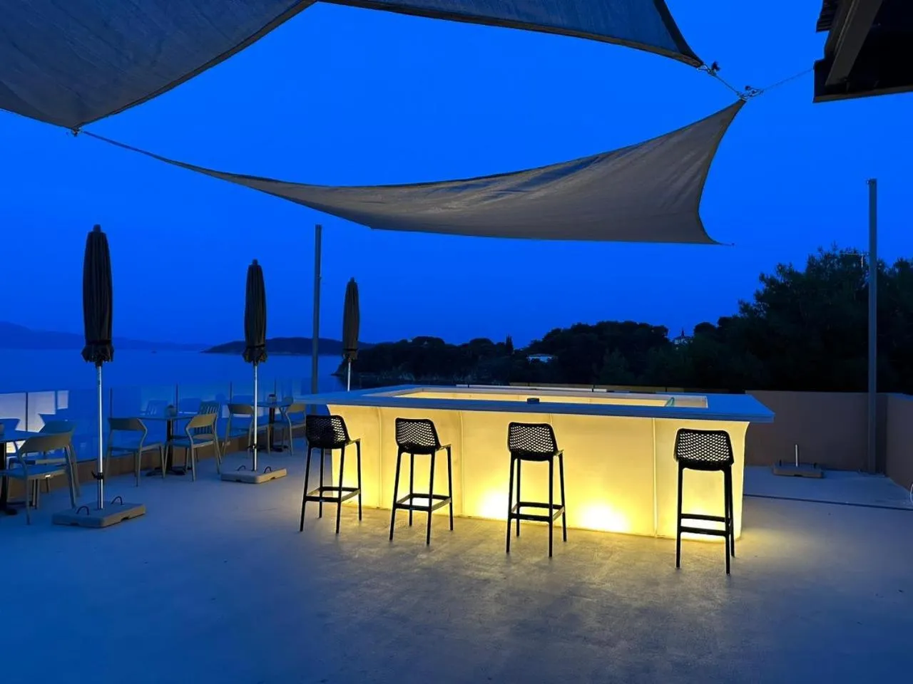 Restaurant/places to eat in Cape Kanapitsa Hotel & Suites