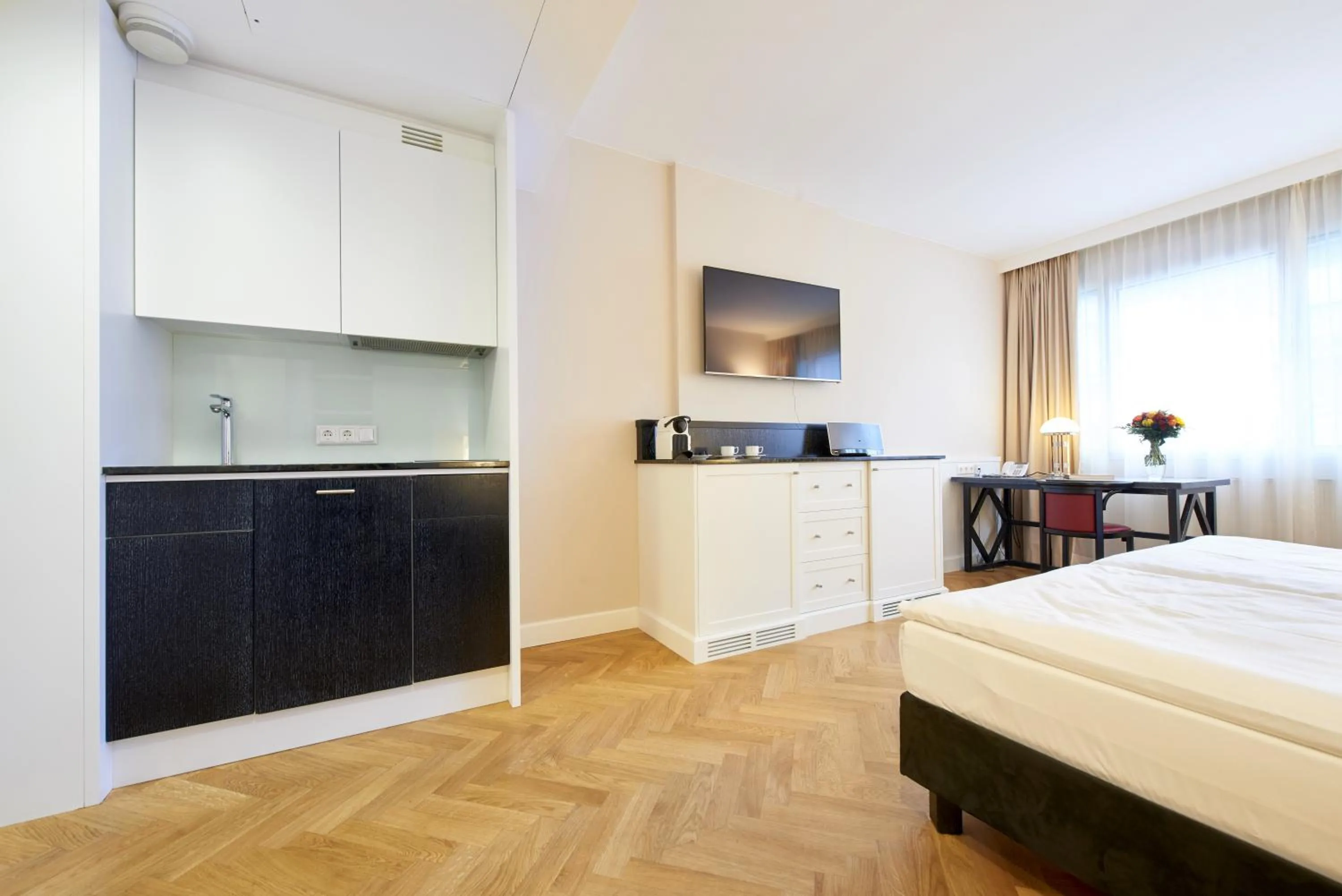 Kitchen or kitchenette, Bed in Singerstrasse 21-25 Aparthotel 350m next to St Stephen's Square