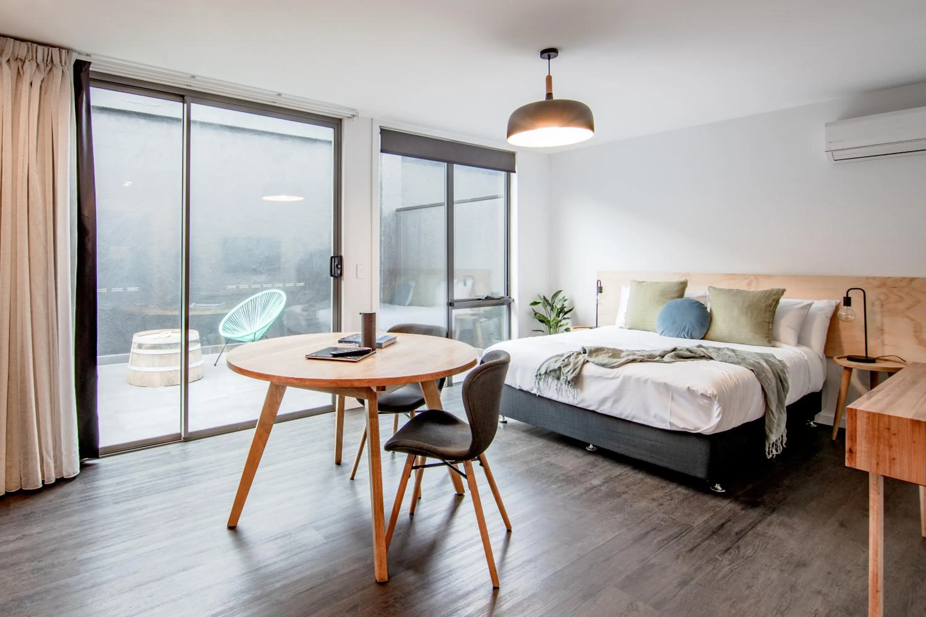 Photo of the whole room, Bed in Change Overnight