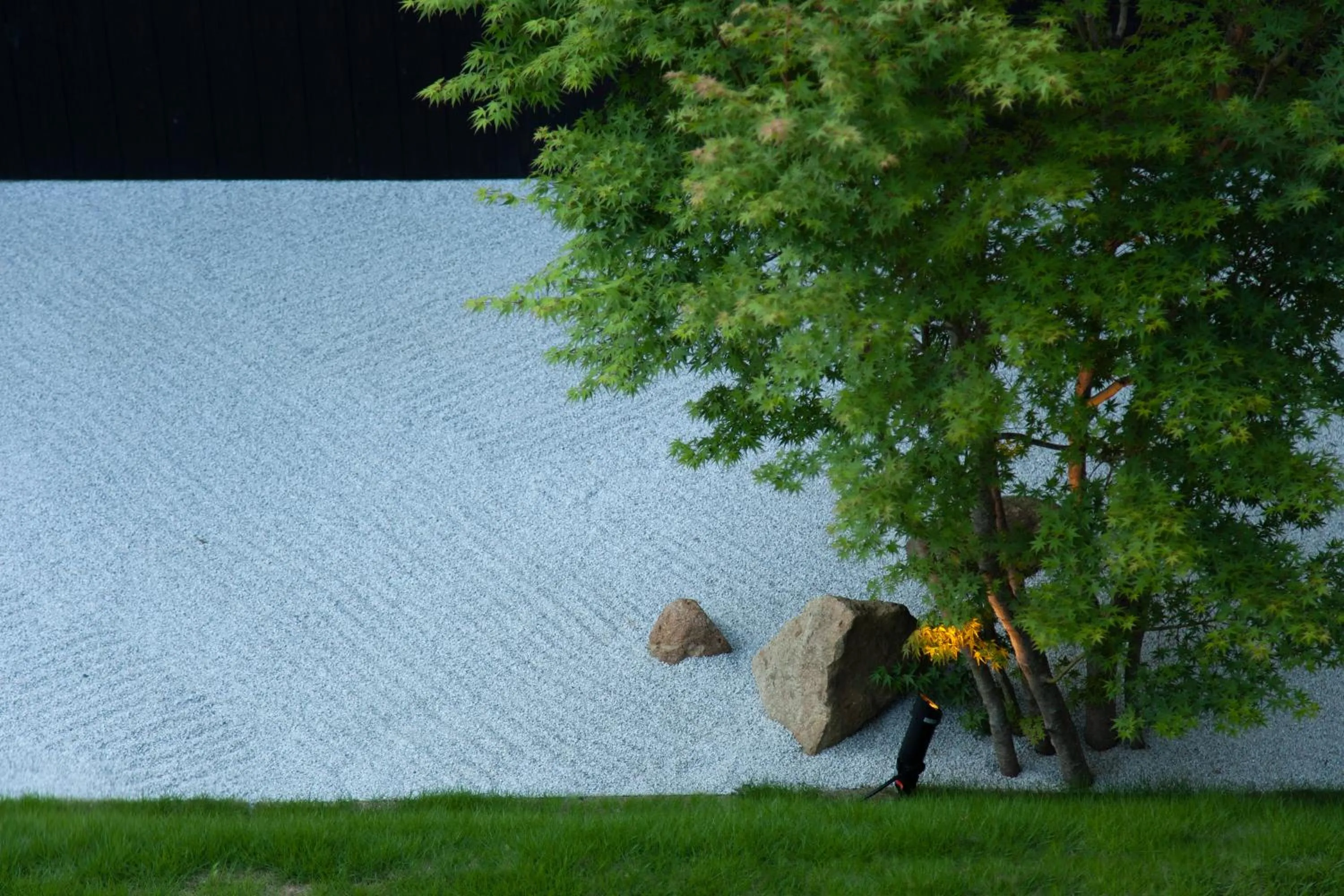 Garden in modern ryokan kishi-ke