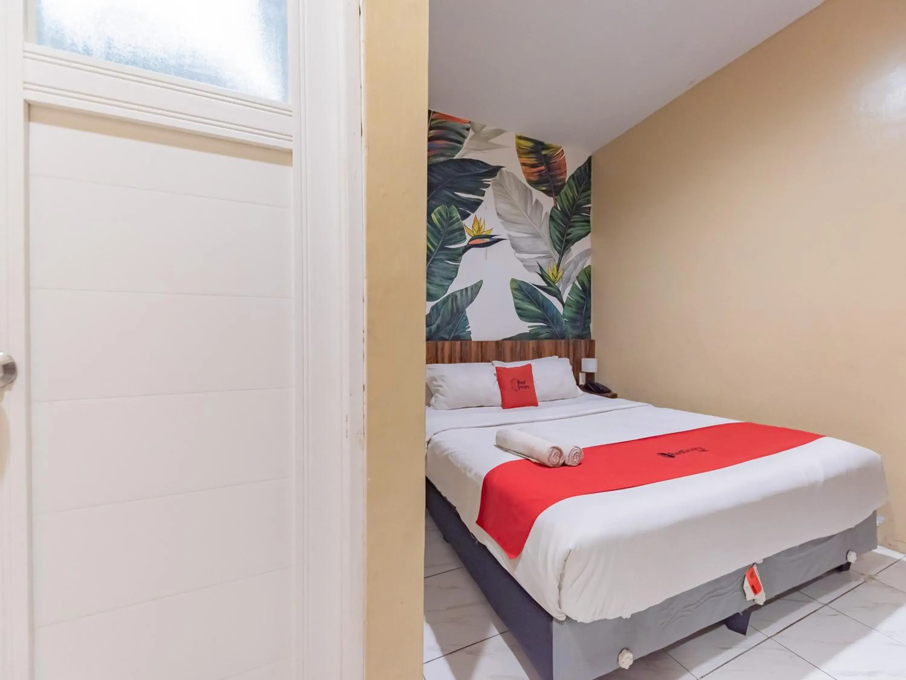 Bedroom, Bed in RedDoorz Plus near UNIMED Medan Bedroom, Bed in RedDoorz Plus near UNIMED Medan