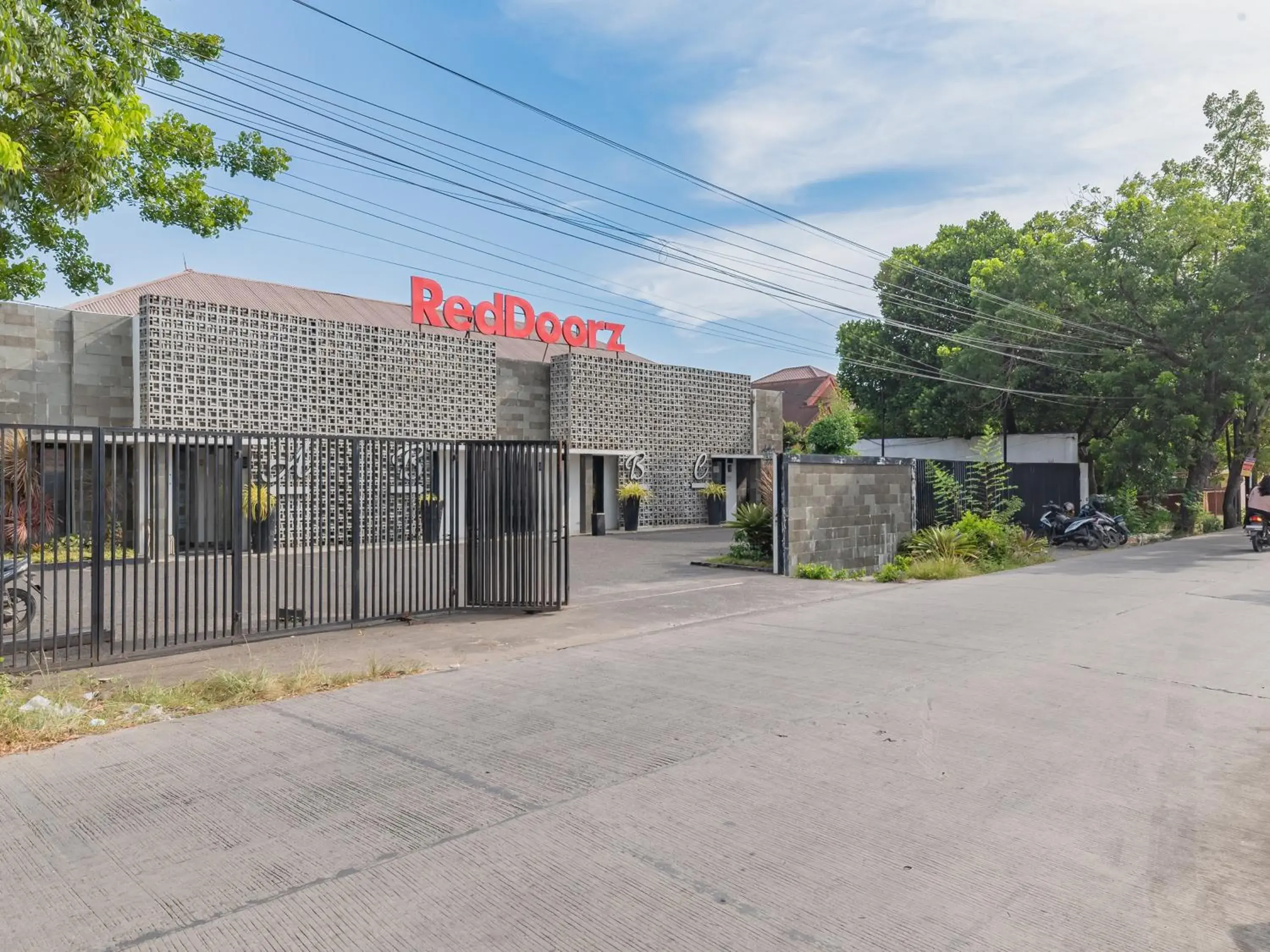 Facade/entrance in RedDoorz Plus near UNIMED Medan Facade/entrance in RedDoorz Plus near UNIMED Medan