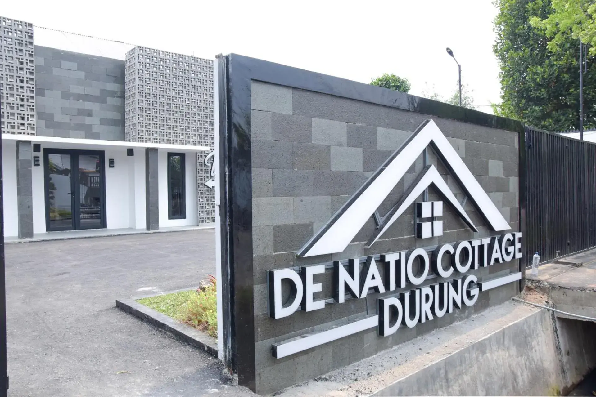 Facade/entrance in RedDoorz Plus near UNIMED Medan Facade/entrance in RedDoorz Plus near UNIMED Medan