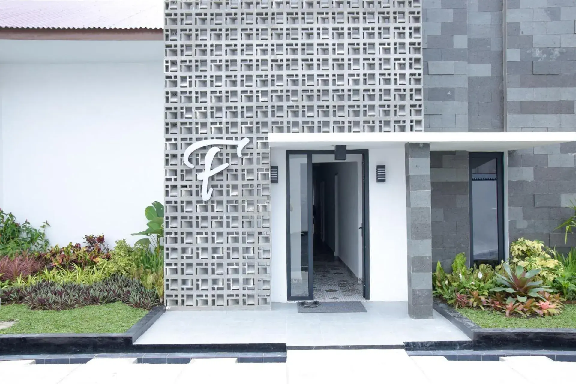 Facade/entrance in RedDoorz Plus near UNIMED Medan Facade/entrance in RedDoorz Plus near UNIMED Medan