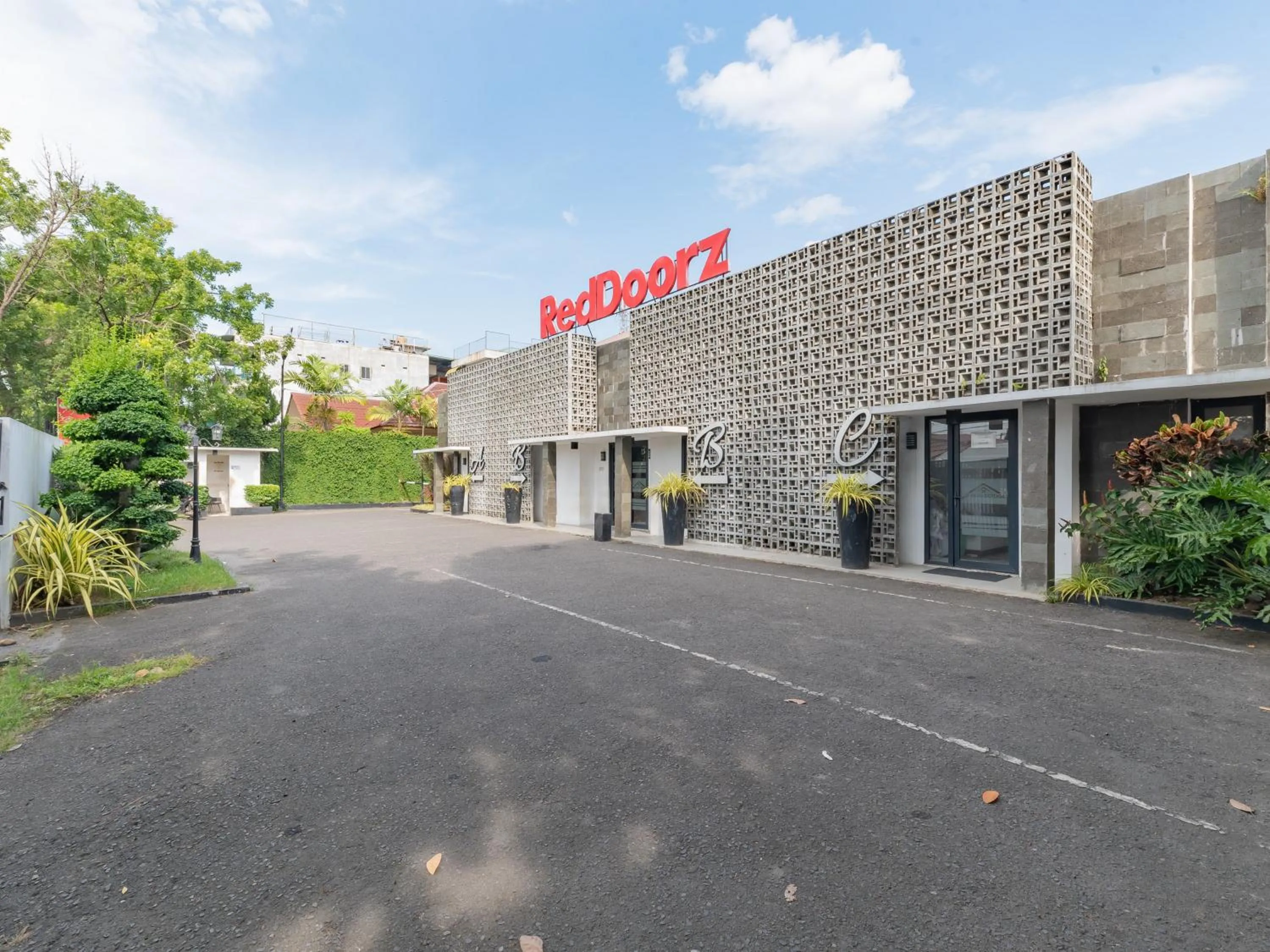 Facade/entrance in RedDoorz Plus near UNIMED Medan