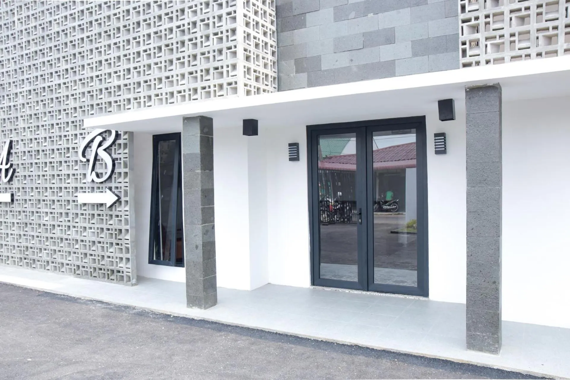 Facade/entrance in RedDoorz Plus near UNIMED Medan