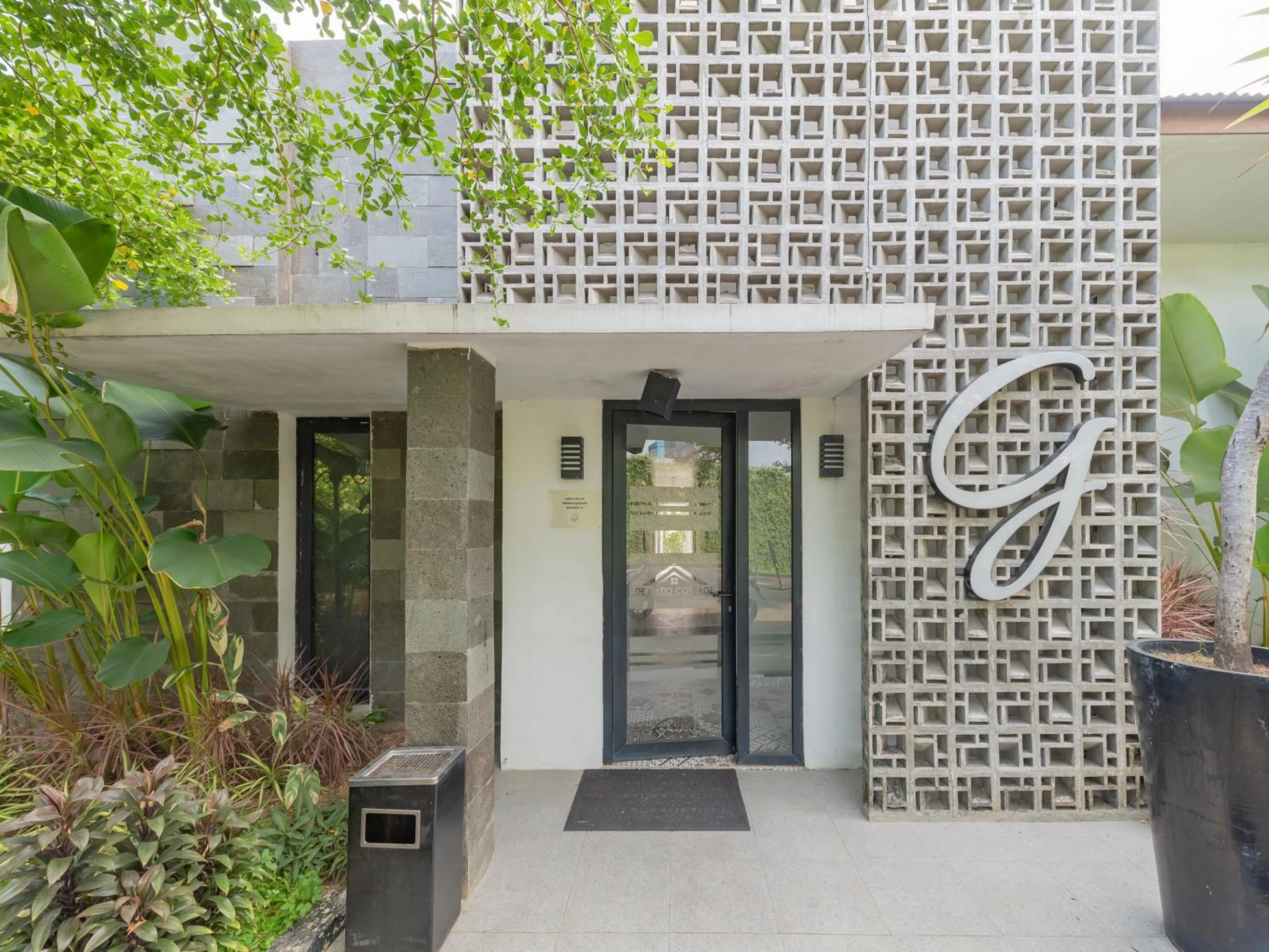 Facade/entrance in RedDoorz Plus near UNIMED Medan