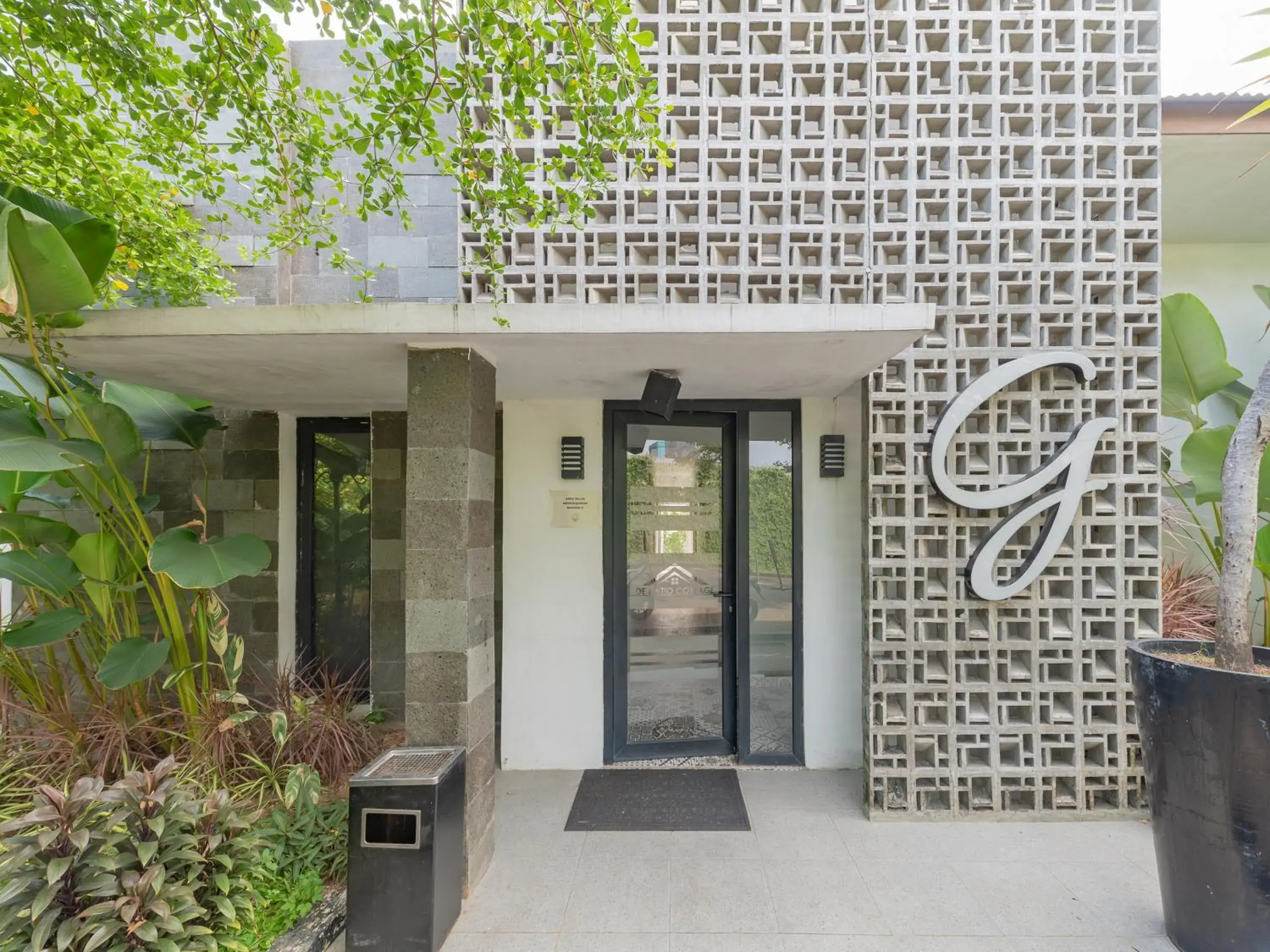 Facade/entrance in RedDoorz Plus near UNIMED Medan Facade/entrance in RedDoorz Plus near UNIMED Medan