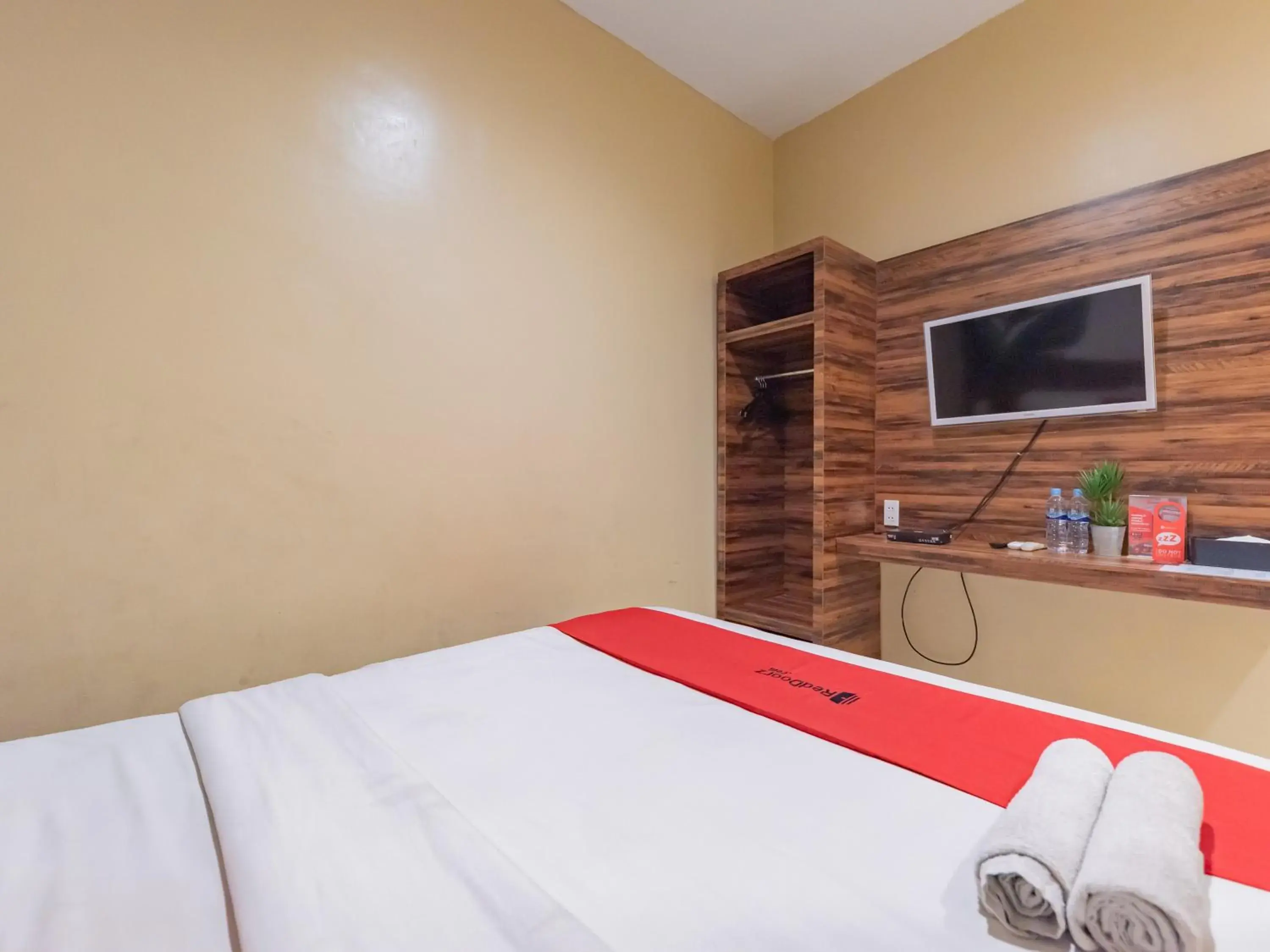 Bedroom, Bed in RedDoorz Plus near UNIMED Medan Bedroom, Bed in RedDoorz Plus near UNIMED Medan