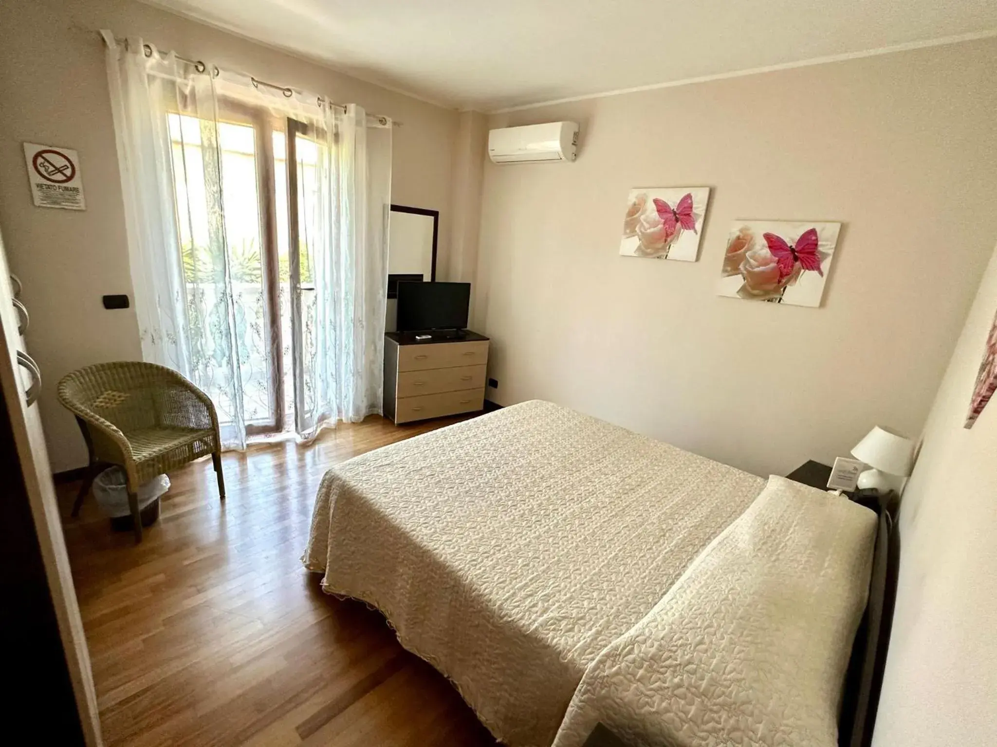 Double Room with Private Bathroom in B&B Mariposa Double Room with Private Bathroom in B&B Mariposa