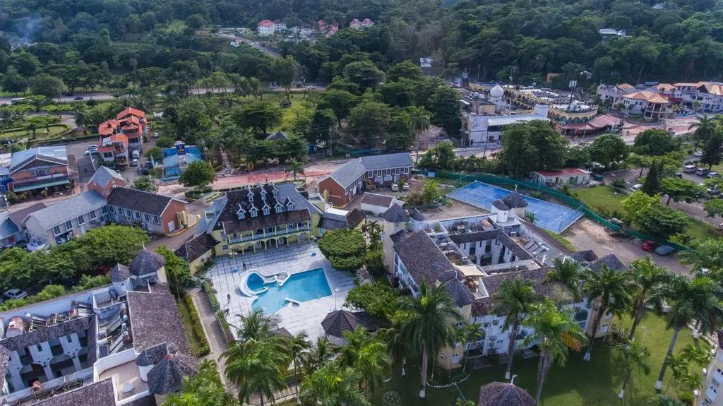 Cool's 1 bedroom Beach & Garden View