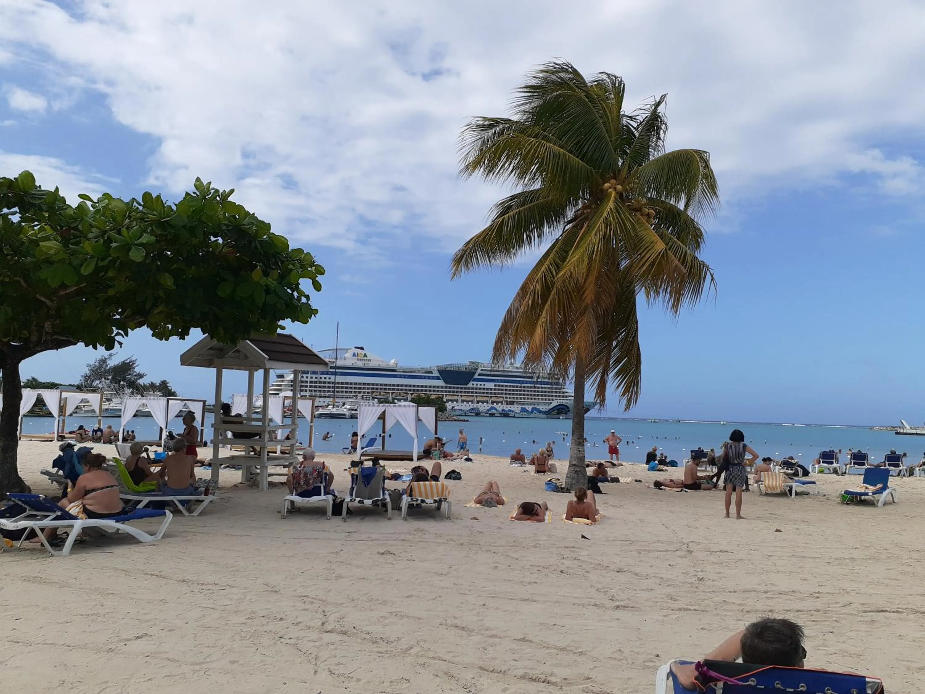 Cool's 1 bedroom Beach & Garden View