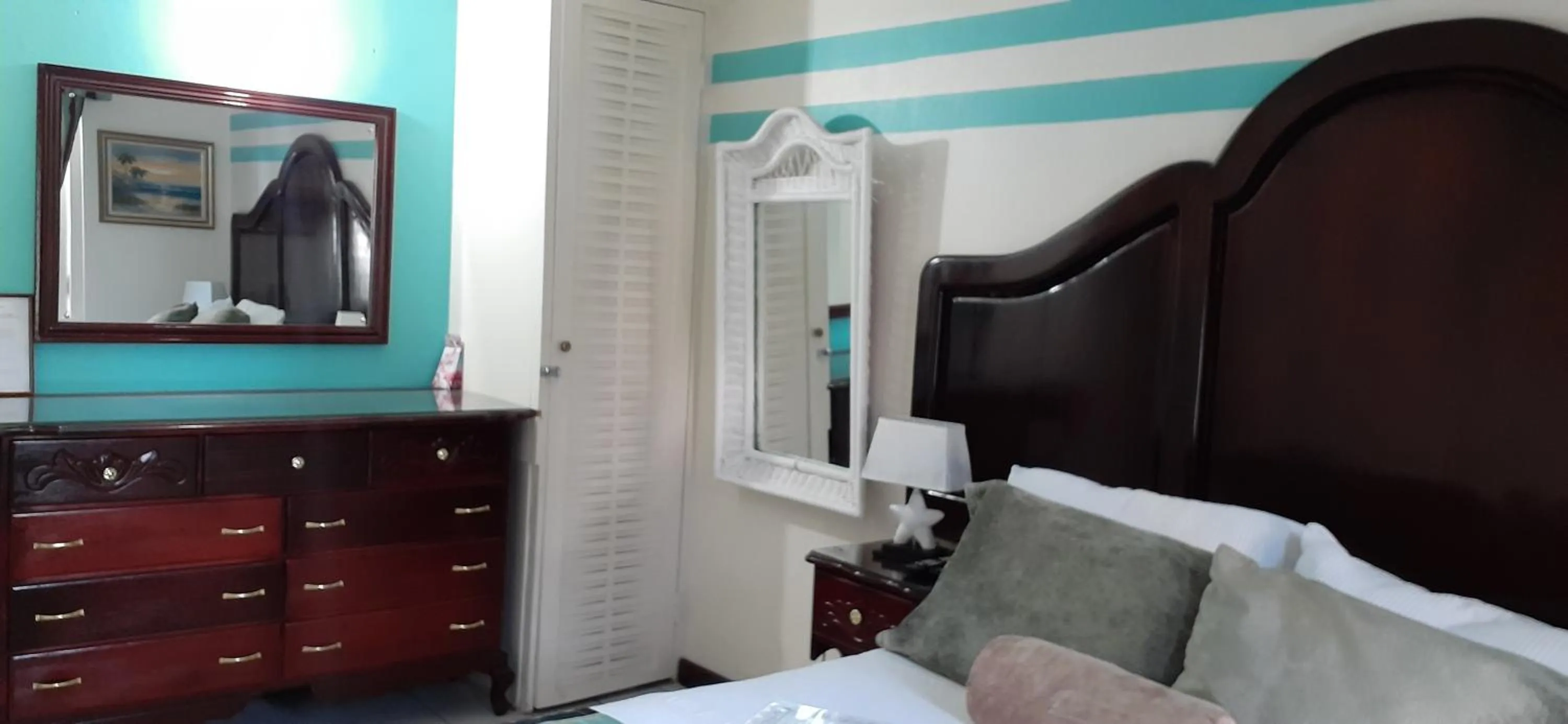 Bed in Cool's 1 bedroom Beach & Garden View