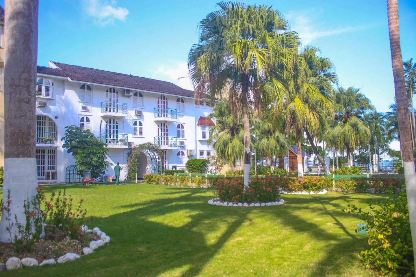 Cool's 1 bedroom Beach & Garden View