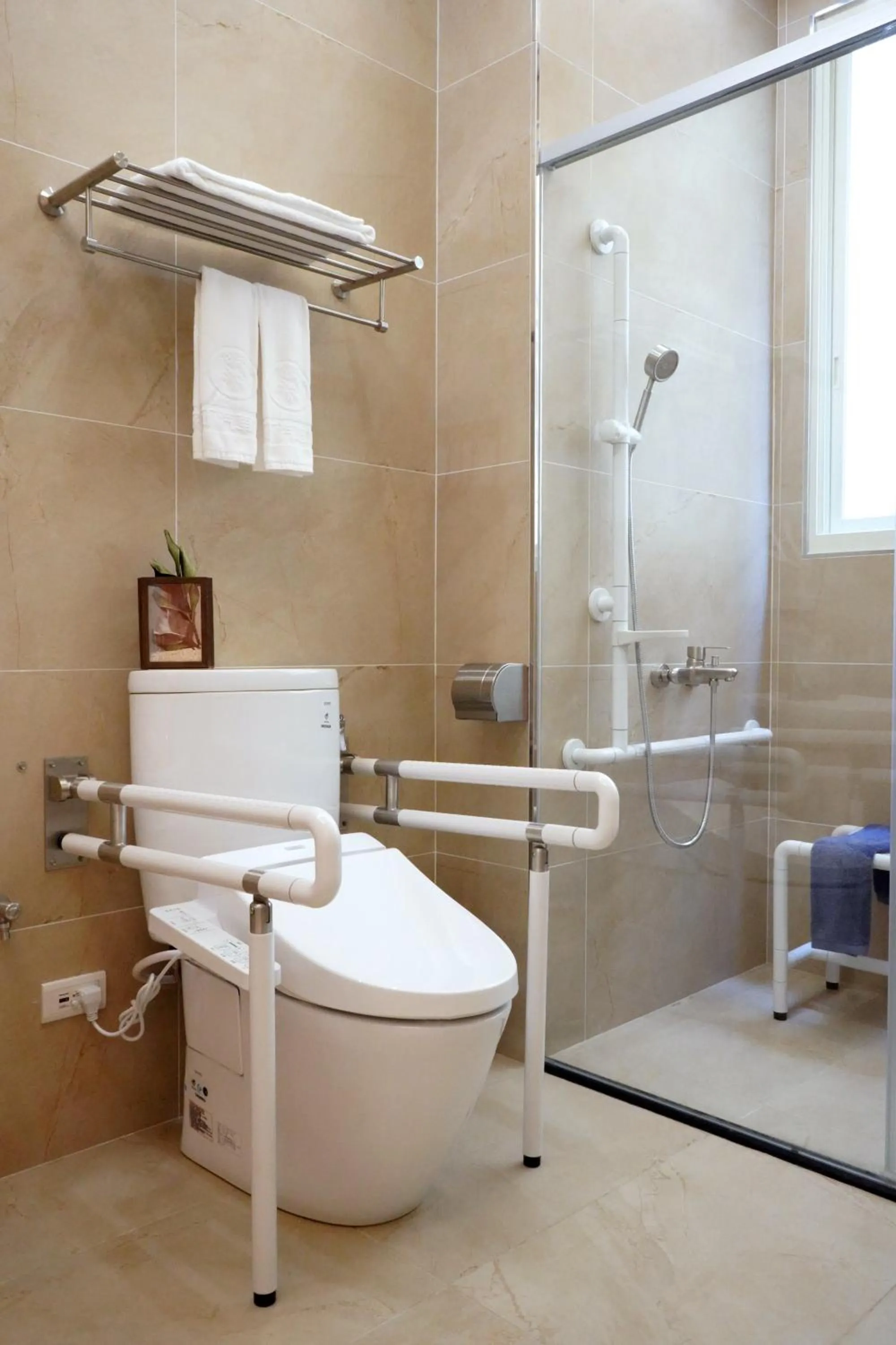 Shower in Little Piggy B&B