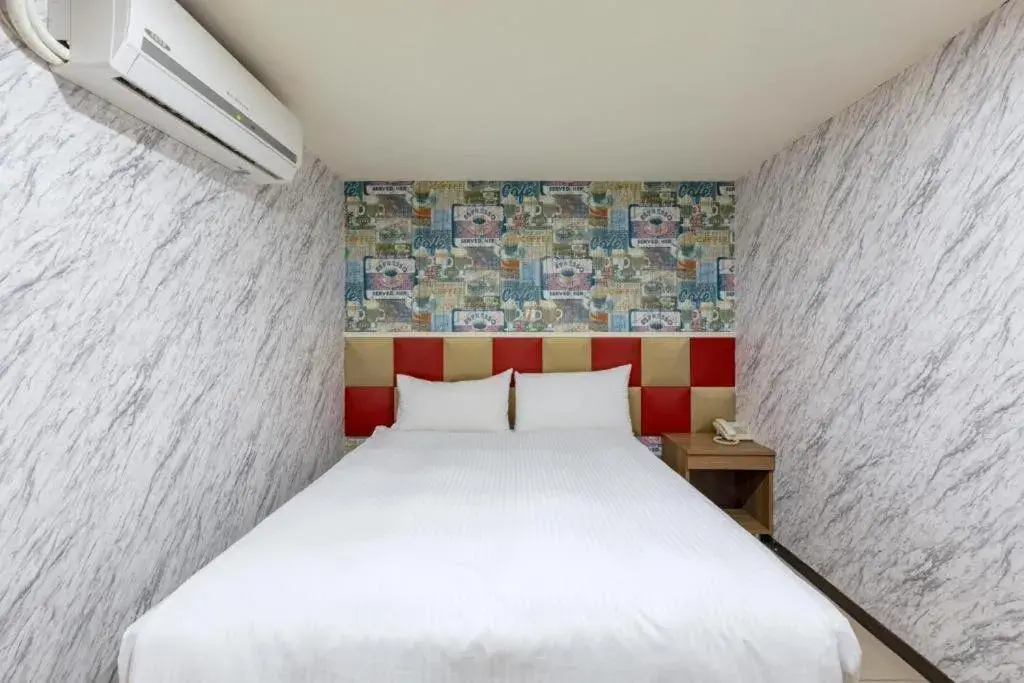 Budget Double Room No Window in E Lim Hotel Budget Double Room No Window in E Lim Hotel