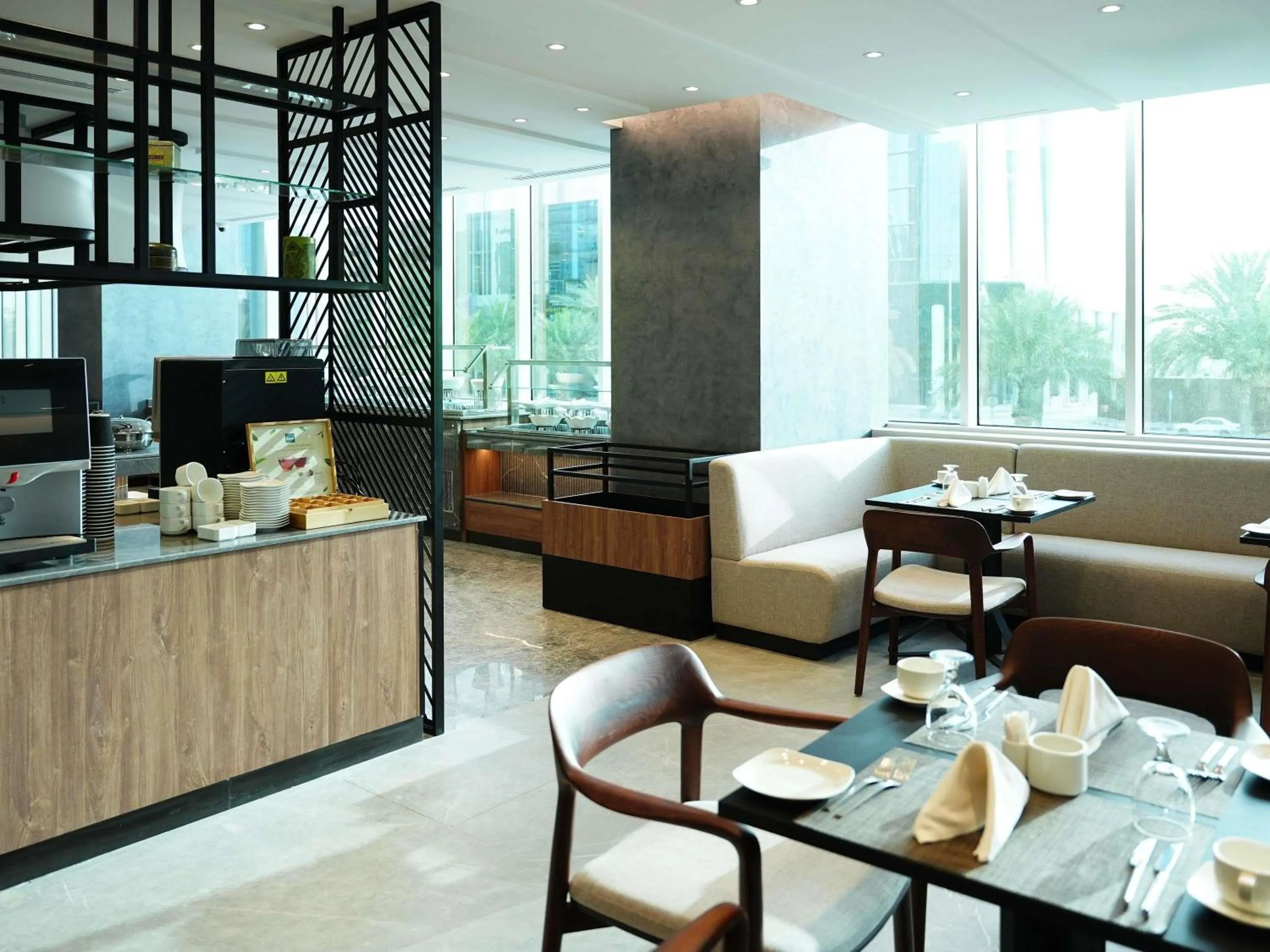 Restaurant/places to eat in Novotel Riyadh Al Anoud