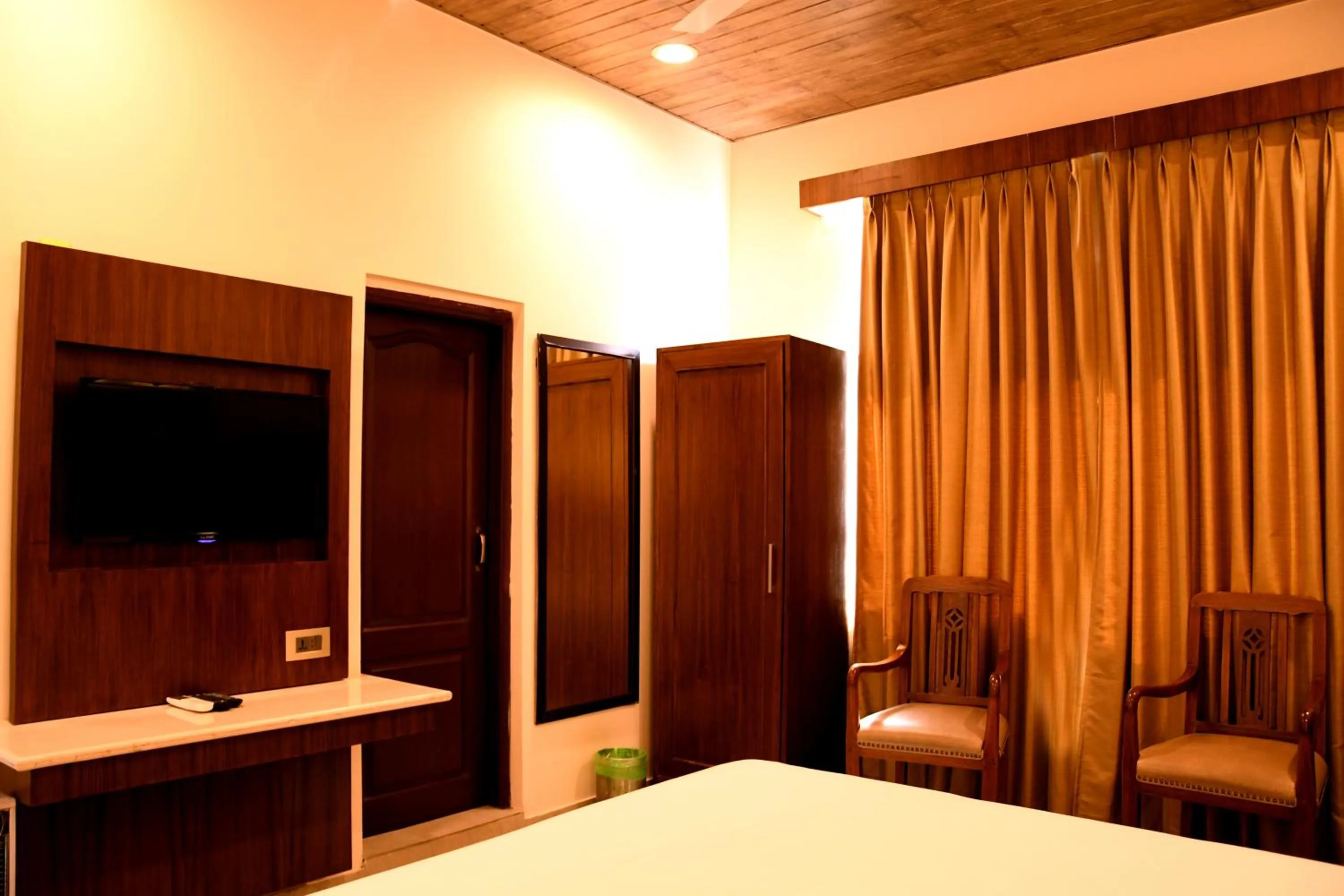 Photo of the whole room, Bed in Mastiff Villa Camellia by OTHPL