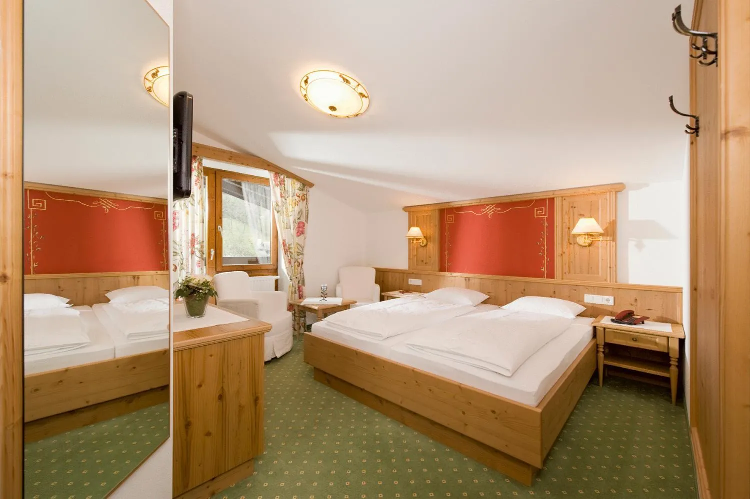 Photo of the whole room, Bed in Landhotel Föhrenhof Ellmau